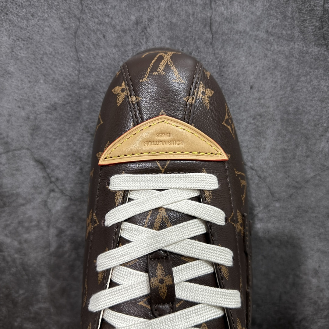 图片[5]-【纯原S版】莞产顶级LOUIS VUITTON × NIGO 联名款 Buttersoft FW25 牛皮革压纹 系带圆头 低帮系带圆头运动鞋 LV × Nigo 联名 FW25 最新 Buttersoft 系列 菲董操刀设计，阿甘鞋轮廓融合面包鞋风格 鞋型饱满但比例克制，上脚呈现慵懒高级感 厚鞋舌＋宽鞋带结构 鞋面采用头层牛皮＋羊皮革压纹 皮质细腻，纹理自然，耐看耐穿 鞋底为原版开模防滑 TPU 大底 全系列暴力拆借 原版开发 结构、比例与用料统一度高 尺码：36 37 38 39 40 41 42 43 44 45-选品中心