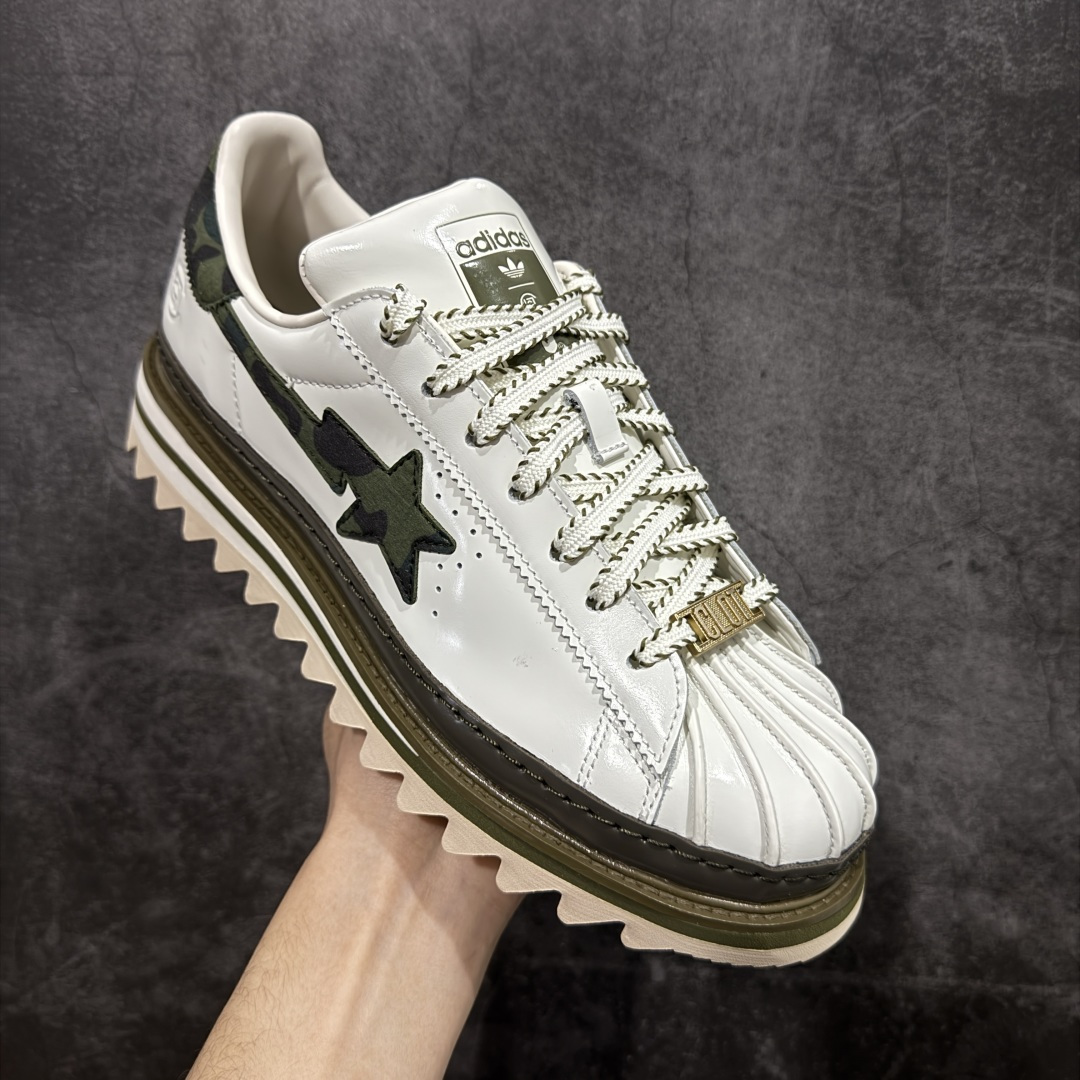 图片[3]-【PK纯原】BAPE x CLOT x Superstar by EDISON CHEN 猿人头 凝结集团 陈冠希三方联名贝壳头KJ1473 以通体白色皮革材质和棕绿色鞋底线条打造，鞋面依旧是不对称鸳鸯的设计。鞋侧分别饰有BAPE STA Logo和阿迪达斯三条纹，搭配经典的Bape绿色迷彩图案和Clot中国风丝绸元素的压印标识呈现。鞋舌和鞋垫上上则分别点缀有CLOT x BAPE x 阿迪三方联名的标志，鞋带上也搭配金色CLOT和BAPE鞋带扣，后跟位置同样分别饰有BAPE和CLOT的品牌Logo，彰显特殊身份。 尺码：36 36.5 37.5 38 38.5 39 40 40.5 41 42 42.5 43 44 44.5 45 46-选品中心