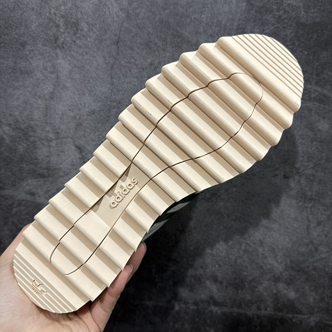 图片[9]-【PK纯原】BAPE x CLOT x Superstar by EDISON CHEN 猿人头 凝结集团 陈冠希三方联名贝壳头KJ1473 以通体白色皮革材质和棕绿色鞋底线条打造，鞋面依旧是不对称鸳鸯的设计。鞋侧分别饰有BAPE STA Logo和阿迪达斯三条纹，搭配经典的Bape绿色迷彩图案和Clot中国风丝绸元素的压印标识呈现。鞋舌和鞋垫上上则分别点缀有CLOT x BAPE x 阿迪三方联名的标志，鞋带上也搭配金色CLOT和BAPE鞋带扣，后跟位置同样分别饰有BAPE和CLOT的品牌Logo，彰显特殊身份。 尺码：36 36.5 37.5 38 38.5 39 40 40.5 41 42 42.5 43 44 44.5 45 46-选品中心