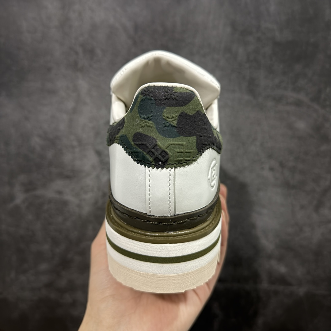 图片[4]-【PK纯原】BAPE x CLOT x Superstar by EDISON CHEN 猿人头 凝结集团 陈冠希三方联名贝壳头KJ1473 以通体白色皮革材质和棕绿色鞋底线条打造，鞋面依旧是不对称鸳鸯的设计。鞋侧分别饰有BAPE STA Logo和阿迪达斯三条纹，搭配经典的Bape绿色迷彩图案和Clot中国风丝绸元素的压印标识呈现。鞋舌和鞋垫上上则分别点缀有CLOT x BAPE x 阿迪三方联名的标志，鞋带上也搭配金色CLOT和BAPE鞋带扣，后跟位置同样分别饰有BAPE和CLOT的品牌Logo，彰显特殊身份。 尺码：36 36.5 37.5 38 38.5 39 40 40.5 41 42 42.5 43 44 44.5 45 46-选品中心