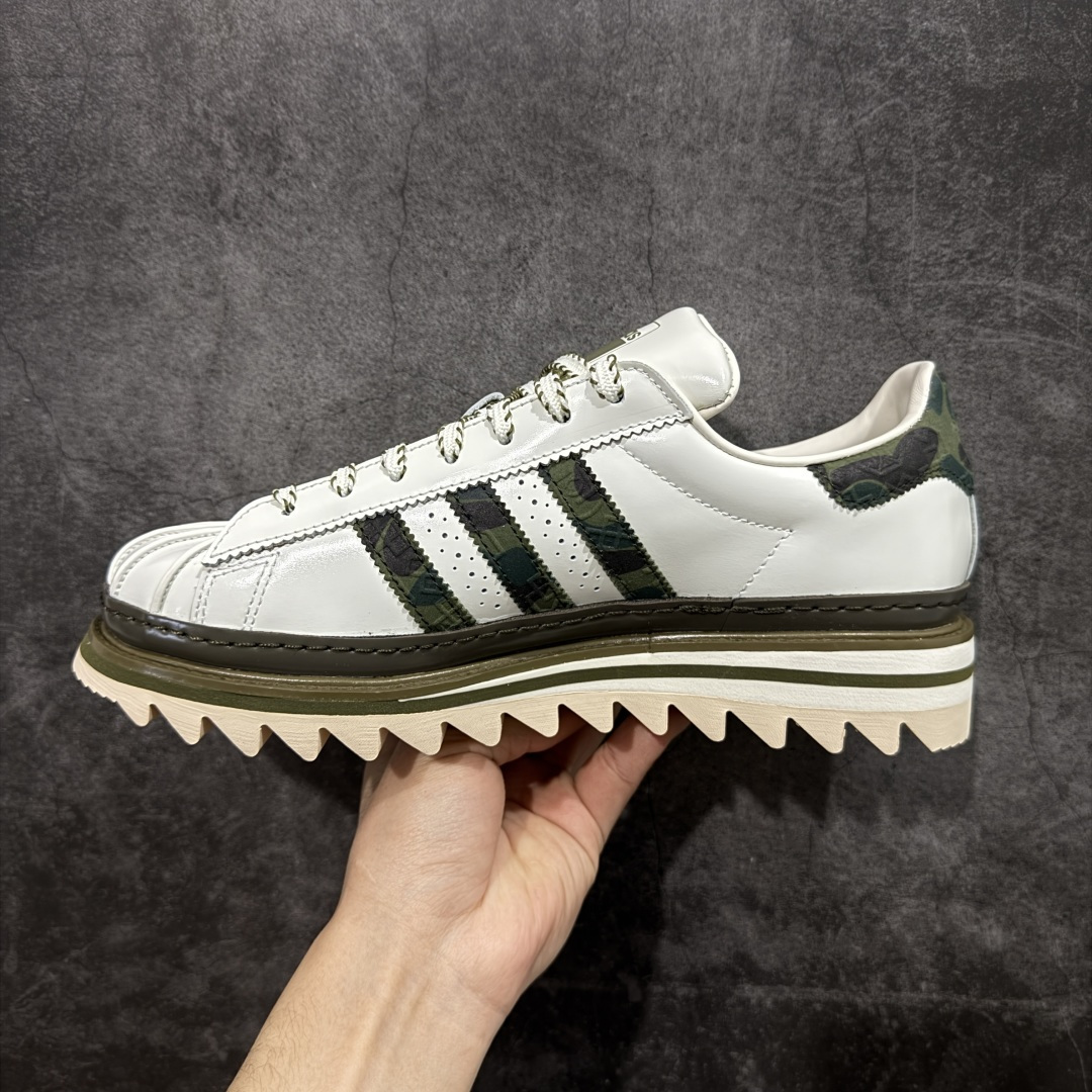 图片[2]-【PK纯原】BAPE x CLOT x Superstar by EDISON CHEN 猿人头 凝结集团 陈冠希三方联名贝壳头KJ1473 以通体白色皮革材质和棕绿色鞋底线条打造，鞋面依旧是不对称鸳鸯的设计。鞋侧分别饰有BAPE STA Logo和阿迪达斯三条纹，搭配经典的Bape绿色迷彩图案和Clot中国风丝绸元素的压印标识呈现。鞋舌和鞋垫上上则分别点缀有CLOT x BAPE x 阿迪三方联名的标志，鞋带上也搭配金色CLOT和BAPE鞋带扣，后跟位置同样分别饰有BAPE和CLOT的品牌Logo，彰显特殊身份。 尺码：36 36.5 37.5 38 38.5 39 40 40.5 41 42 42.5 43 44 44.5 45 46-选品中心