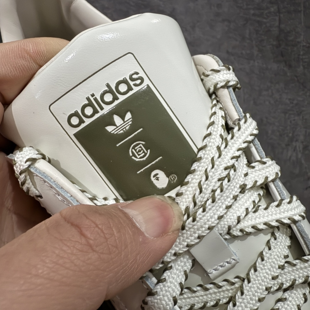 图片[7]-【PK纯原】BAPE x CLOT x Superstar by EDISON CHEN 猿人头 凝结集团 陈冠希三方联名贝壳头KJ1473 以通体白色皮革材质和棕绿色鞋底线条打造，鞋面依旧是不对称鸳鸯的设计。鞋侧分别饰有BAPE STA Logo和阿迪达斯三条纹，搭配经典的Bape绿色迷彩图案和Clot中国风丝绸元素的压印标识呈现。鞋舌和鞋垫上上则分别点缀有CLOT x BAPE x 阿迪三方联名的标志，鞋带上也搭配金色CLOT和BAPE鞋带扣，后跟位置同样分别饰有BAPE和CLOT的品牌Logo，彰显特殊身份。 尺码：36 36.5 37.5 38 38.5 39 40 40.5 41 42 42.5 43 44 44.5 45 46-选品中心