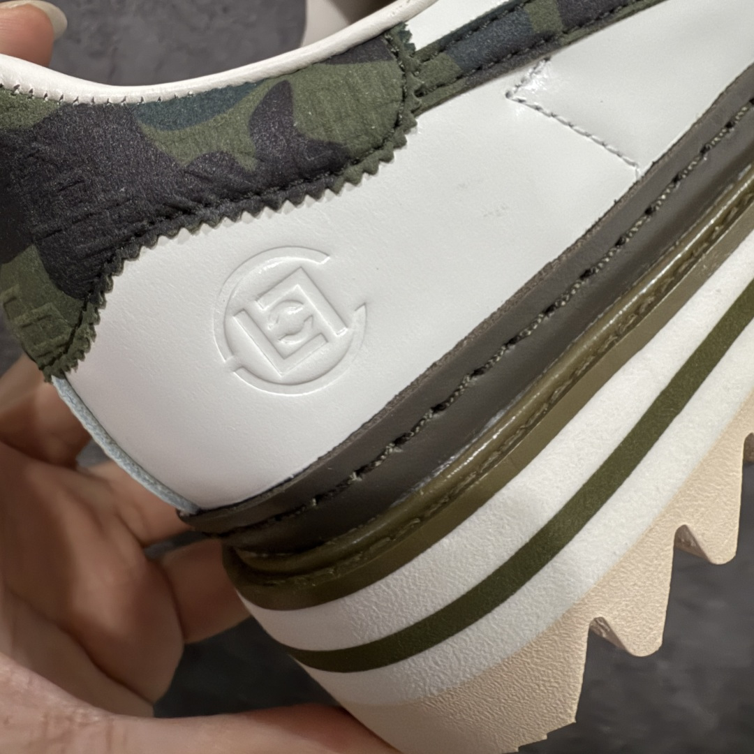 图片[4]-【PK纯原】BAPE x CLOT x Superstar by EDISON CHEN 猿人头 凝结集团 陈冠希三方联名贝壳头KJ1473 以通体白色皮革材质和棕绿色鞋底线条打造，鞋面依旧是不对称鸳鸯的设计。鞋侧分别饰有BAPE STA Logo和阿迪达斯三条纹，搭配经典的Bape绿色迷彩图案和Clot中国风丝绸元素的压印标识呈现。鞋舌和鞋垫上上则分别点缀有CLOT x BAPE x 阿迪三方联名的标志，鞋带上也搭配金色CLOT和BAPE鞋带扣，后跟位置同样分别饰有BAPE和CLOT的品牌Logo，彰显特殊身份。 尺码：36 36.5 37.5 38 38.5 39 40 40.5 41 42 42.5 43 44 44.5 45 46-选品中心