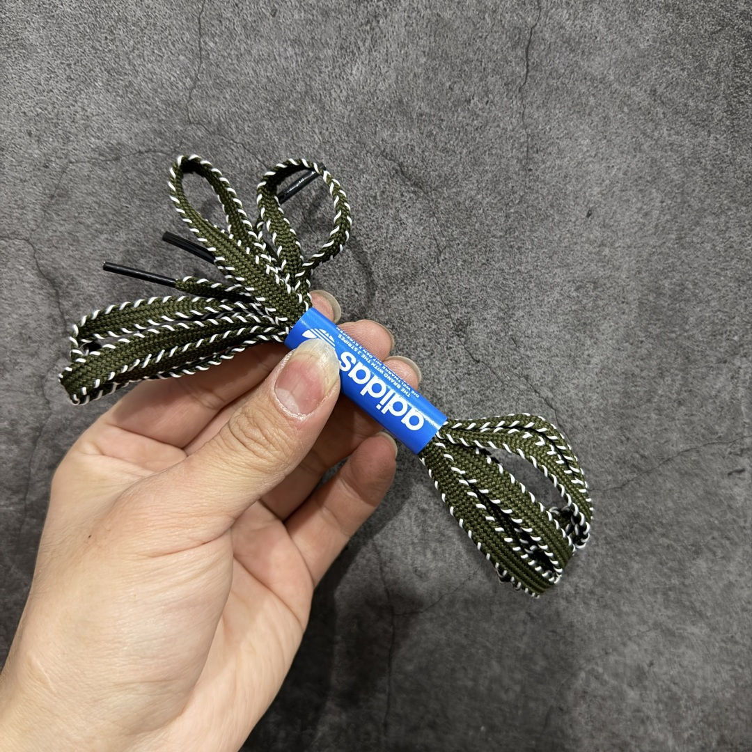 图片[11]-【PK纯原】BAPE x CLOT x Superstar by EDISON CHEN 猿人头 凝结集团 陈冠希三方联名贝壳头KJ1473 以通体白色皮革材质和棕绿色鞋底线条打造，鞋面依旧是不对称鸳鸯的设计。鞋侧分别饰有BAPE STA Logo和阿迪达斯三条纹，搭配经典的Bape绿色迷彩图案和Clot中国风丝绸元素的压印标识呈现。鞋舌和鞋垫上上则分别点缀有CLOT x BAPE x 阿迪三方联名的标志，鞋带上也搭配金色CLOT和BAPE鞋带扣，后跟位置同样分别饰有BAPE和CLOT的品牌Logo，彰显特殊身份。 尺码：36 36.5 37.5 38 38.5 39 40 40.5 41 42 42.5 43 44 44.5 45 46-选品中心