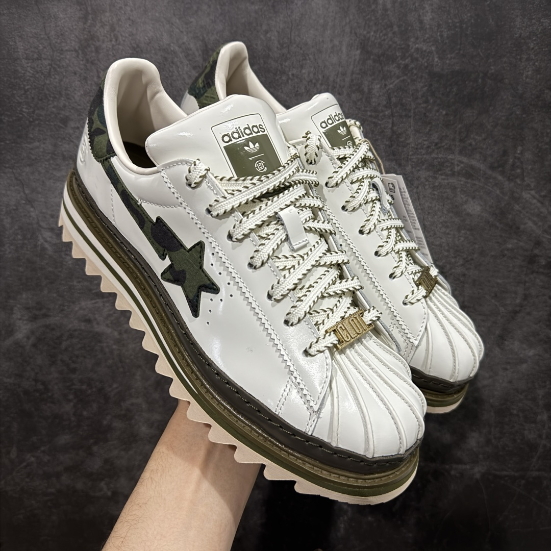 【PK纯原】BAPE x CLOT x Superstar by EDISON CHEN 猿人头 凝结集团 陈冠希三方联名贝壳头KJ1473 以通体白色皮革材质和棕绿色鞋底线条打造，鞋面依旧是不对称鸳鸯的设计。鞋侧分别饰有BAPE STA Logo和阿迪达斯三条纹，搭配经典的Bape绿色迷彩图案和Clot中国风丝绸元素的压印标识呈现。鞋舌和鞋垫上上则分别点缀有CLOT x BAPE x 阿迪三方联名的标志，鞋带上也搭配金色CLOT和BAPE鞋带扣，后跟位置同样分别饰有BAPE和CLOT的品牌Logo，彰显特殊身份。 尺码：36 36.5 37.5 38 38.5 39 40 40.5 41 42 42.5 43 44 44.5 45 46-选品中心