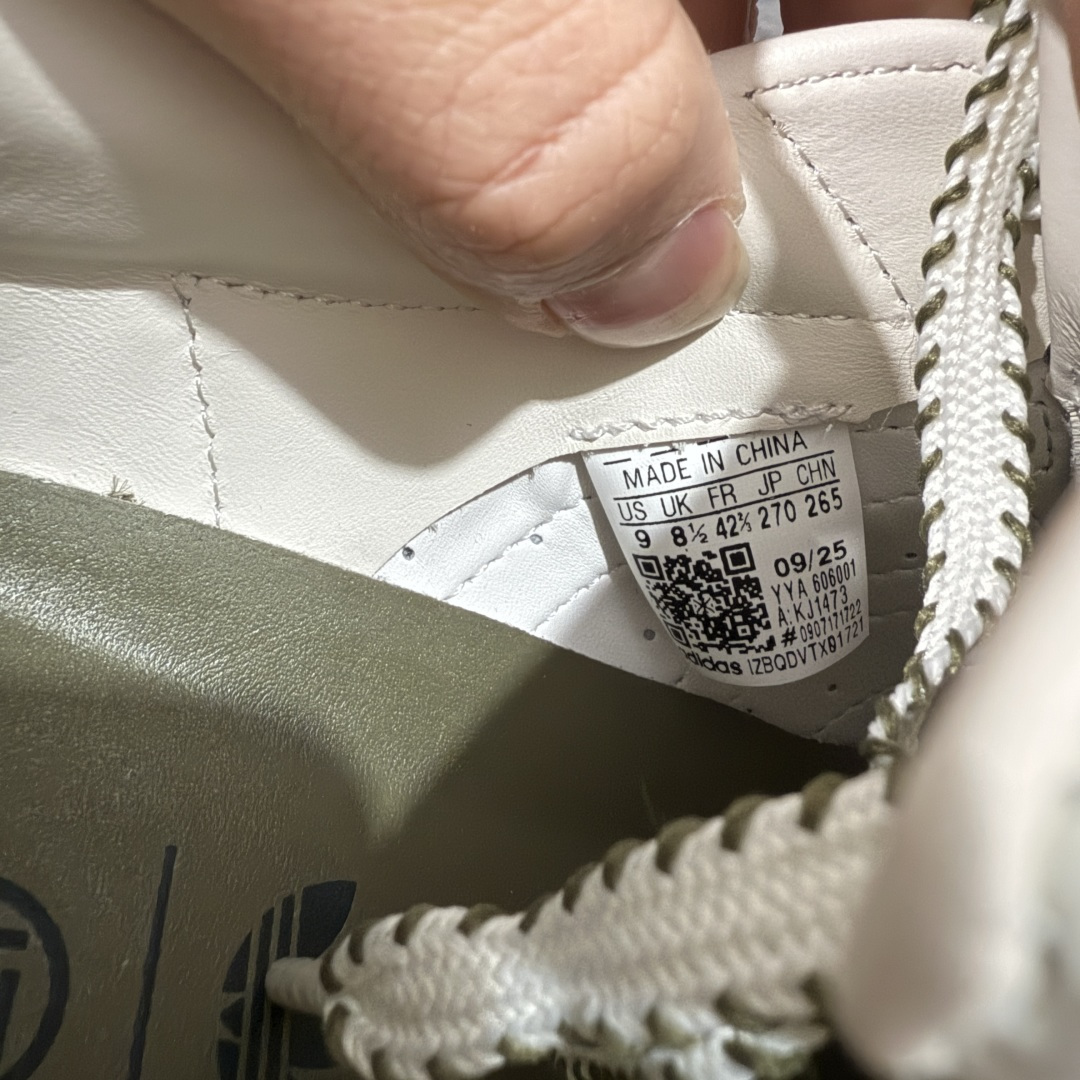 图片[8]-【PK纯原】BAPE x CLOT x Superstar by EDISON CHEN 猿人头 凝结集团 陈冠希三方联名贝壳头KJ1473 以通体白色皮革材质和棕绿色鞋底线条打造，鞋面依旧是不对称鸳鸯的设计。鞋侧分别饰有BAPE STA Logo和阿迪达斯三条纹，搭配经典的Bape绿色迷彩图案和Clot中国风丝绸元素的压印标识呈现。鞋舌和鞋垫上上则分别点缀有CLOT x BAPE x 阿迪三方联名的标志，鞋带上也搭配金色CLOT和BAPE鞋带扣，后跟位置同样分别饰有BAPE和CLOT的品牌Logo，彰显特殊身份。 尺码：36 36.5 37.5 38 38.5 39 40 40.5 41 42 42.5 43 44 44.5 45 46-选品中心