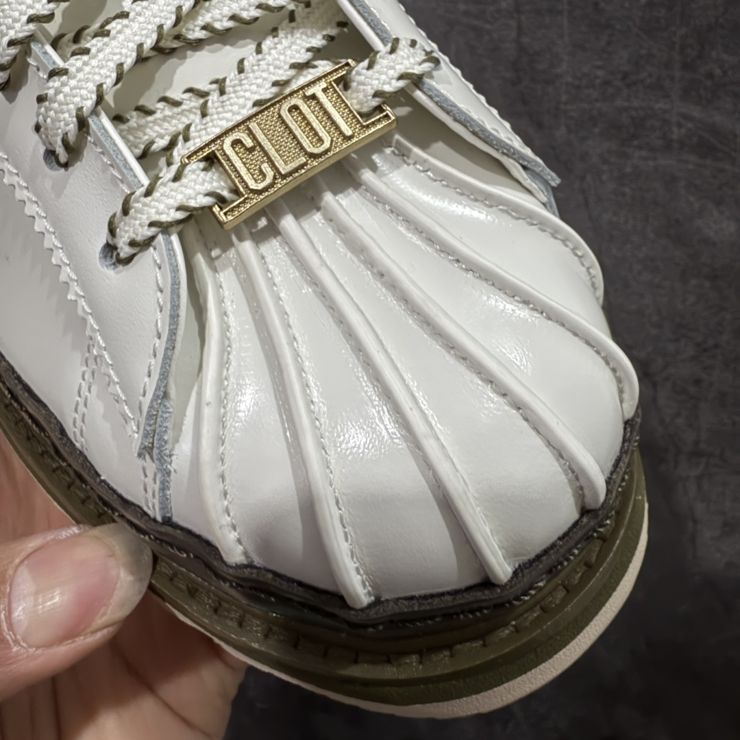 图片[6]-【PK纯原】BAPE x CLOT x Superstar by EDISON CHEN 猿人头 凝结集团 陈冠希三方联名贝壳头KJ1473 以通体白色皮革材质和棕绿色鞋底线条打造，鞋面依旧是不对称鸳鸯的设计。鞋侧分别饰有BAPE STA Logo和阿迪达斯三条纹，搭配经典的Bape绿色迷彩图案和Clot中国风丝绸元素的压印标识呈现。鞋舌和鞋垫上上则分别点缀有CLOT x BAPE x 阿迪三方联名的标志，鞋带上也搭配金色CLOT和BAPE鞋带扣，后跟位置同样分别饰有BAPE和CLOT的品牌Logo，彰显特殊身份。 尺码：36 36.5 37.5 38 38.5 39 40 40.5 41 42 42.5 43 44 44.5 45 46-选品中心