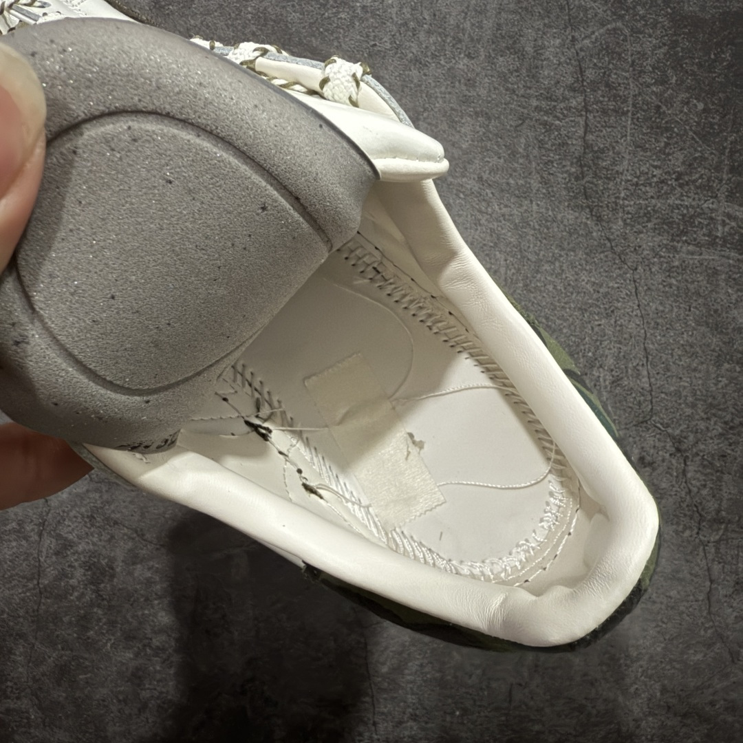 图片[10]-【PK纯原】BAPE x CLOT x Superstar by EDISON CHEN 猿人头 凝结集团 陈冠希三方联名贝壳头KJ1473 以通体白色皮革材质和棕绿色鞋底线条打造，鞋面依旧是不对称鸳鸯的设计。鞋侧分别饰有BAPE STA Logo和阿迪达斯三条纹，搭配经典的Bape绿色迷彩图案和Clot中国风丝绸元素的压印标识呈现。鞋舌和鞋垫上上则分别点缀有CLOT x BAPE x 阿迪三方联名的标志，鞋带上也搭配金色CLOT和BAPE鞋带扣，后跟位置同样分别饰有BAPE和CLOT的品牌Logo，彰显特殊身份。 尺码：36 36.5 37.5 38 38.5 39 40 40.5 41 42 42.5 43 44 44.5 45 46-选品中心