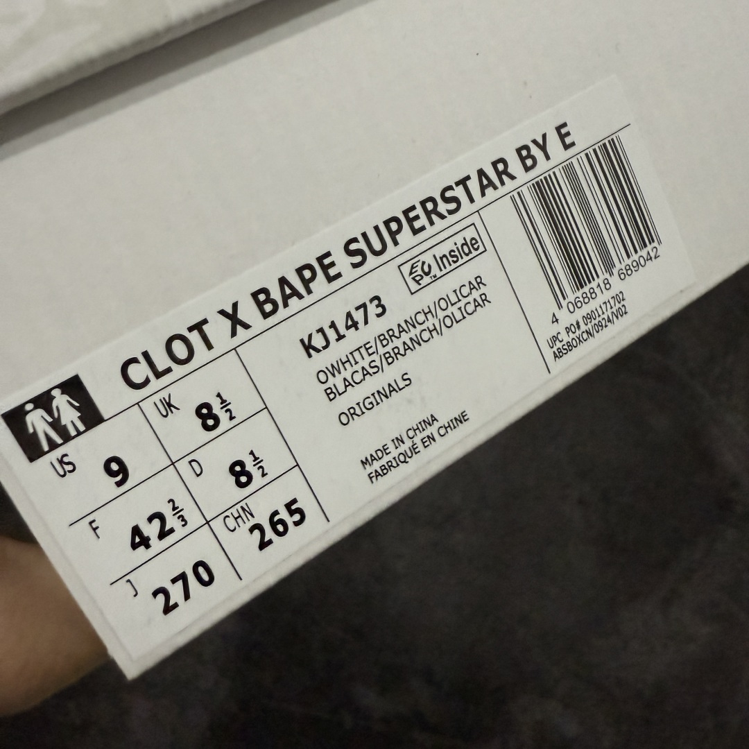 图片[12]-【PK纯原】BAPE x CLOT x Superstar by EDISON CHEN 猿人头 凝结集团 陈冠希三方联名贝壳头KJ1473 以通体白色皮革材质和棕绿色鞋底线条打造，鞋面依旧是不对称鸳鸯的设计。鞋侧分别饰有BAPE STA Logo和阿迪达斯三条纹，搭配经典的Bape绿色迷彩图案和Clot中国风丝绸元素的压印标识呈现。鞋舌和鞋垫上上则分别点缀有CLOT x BAPE x 阿迪三方联名的标志，鞋带上也搭配金色CLOT和BAPE鞋带扣，后跟位置同样分别饰有BAPE和CLOT的品牌Logo，彰显特殊身份。 尺码：36 36.5 37.5 38 38.5 39 40 40.5 41 42 42.5 43 44 44.5 45 46-选品中心