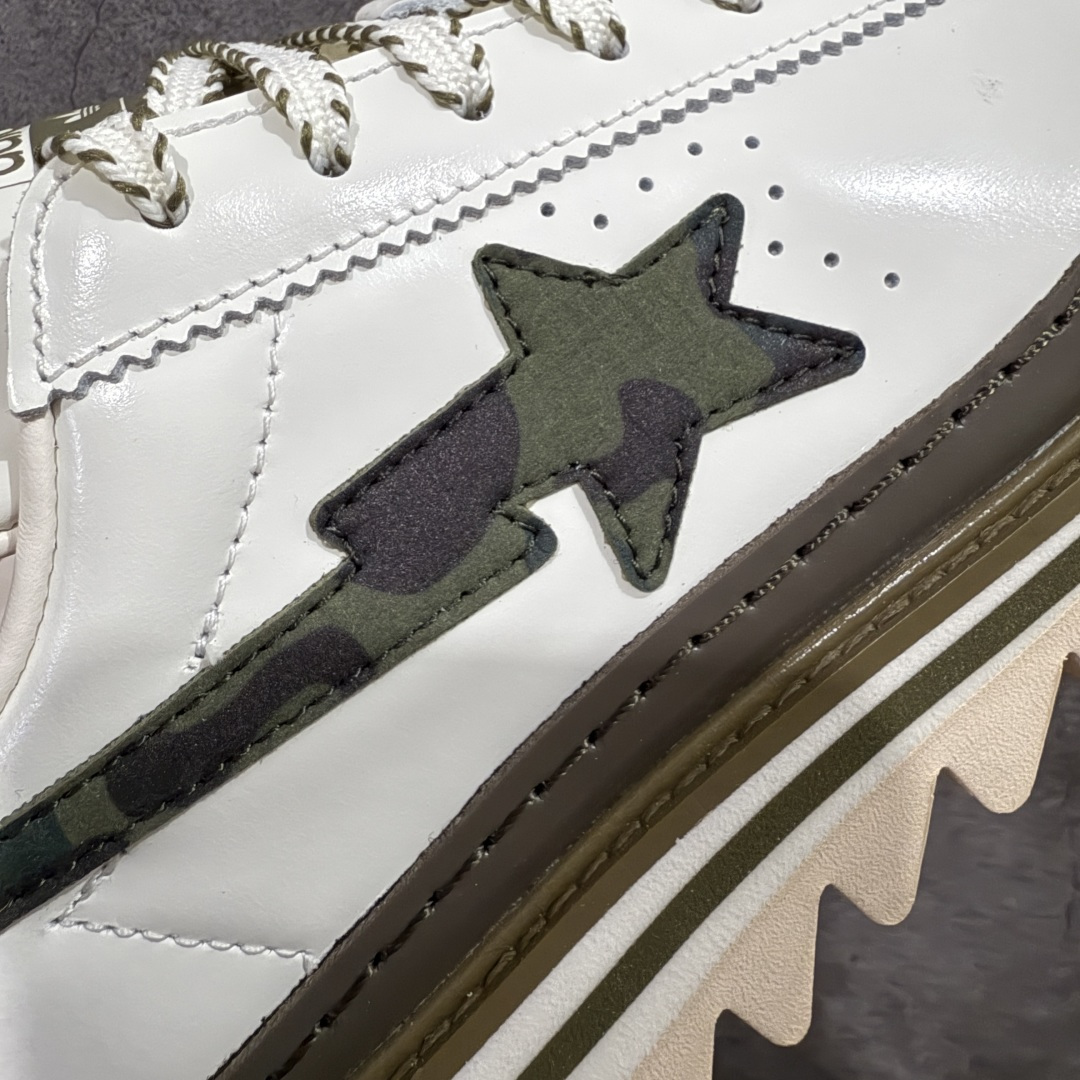 图片[5]-【PK纯原】BAPE x CLOT x Superstar by EDISON CHEN 猿人头 凝结集团 陈冠希三方联名贝壳头KJ1473 以通体白色皮革材质和棕绿色鞋底线条打造，鞋面依旧是不对称鸳鸯的设计。鞋侧分别饰有BAPE STA Logo和阿迪达斯三条纹，搭配经典的Bape绿色迷彩图案和Clot中国风丝绸元素的压印标识呈现。鞋舌和鞋垫上上则分别点缀有CLOT x BAPE x 阿迪三方联名的标志，鞋带上也搭配金色CLOT和BAPE鞋带扣，后跟位置同样分别饰有BAPE和CLOT的品牌Logo，彰显特殊身份。 尺码：36 36.5 37.5 38 38.5 39 40 40.5 41 42 42.5 43 44 44.5 45 46-选品中心