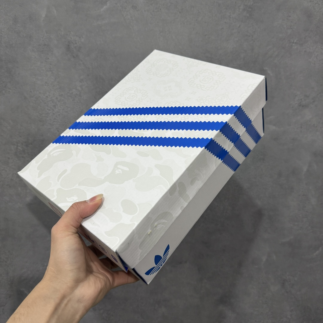 图片[13]-【PK纯原】BAPE x CLOT x Superstar by EDISON CHEN 猿人头 凝结集团 陈冠希三方联名贝壳头KJ1473 以通体白色皮革材质和棕绿色鞋底线条打造，鞋面依旧是不对称鸳鸯的设计。鞋侧分别饰有BAPE STA Logo和阿迪达斯三条纹，搭配经典的Bape绿色迷彩图案和Clot中国风丝绸元素的压印标识呈现。鞋舌和鞋垫上上则分别点缀有CLOT x BAPE x 阿迪三方联名的标志，鞋带上也搭配金色CLOT和BAPE鞋带扣，后跟位置同样分别饰有BAPE和CLOT的品牌Logo，彰显特殊身份。 尺码：36 36.5 37.5 38 38.5 39 40 40.5 41 42 42.5 43 44 44.5 45 46-选品中心