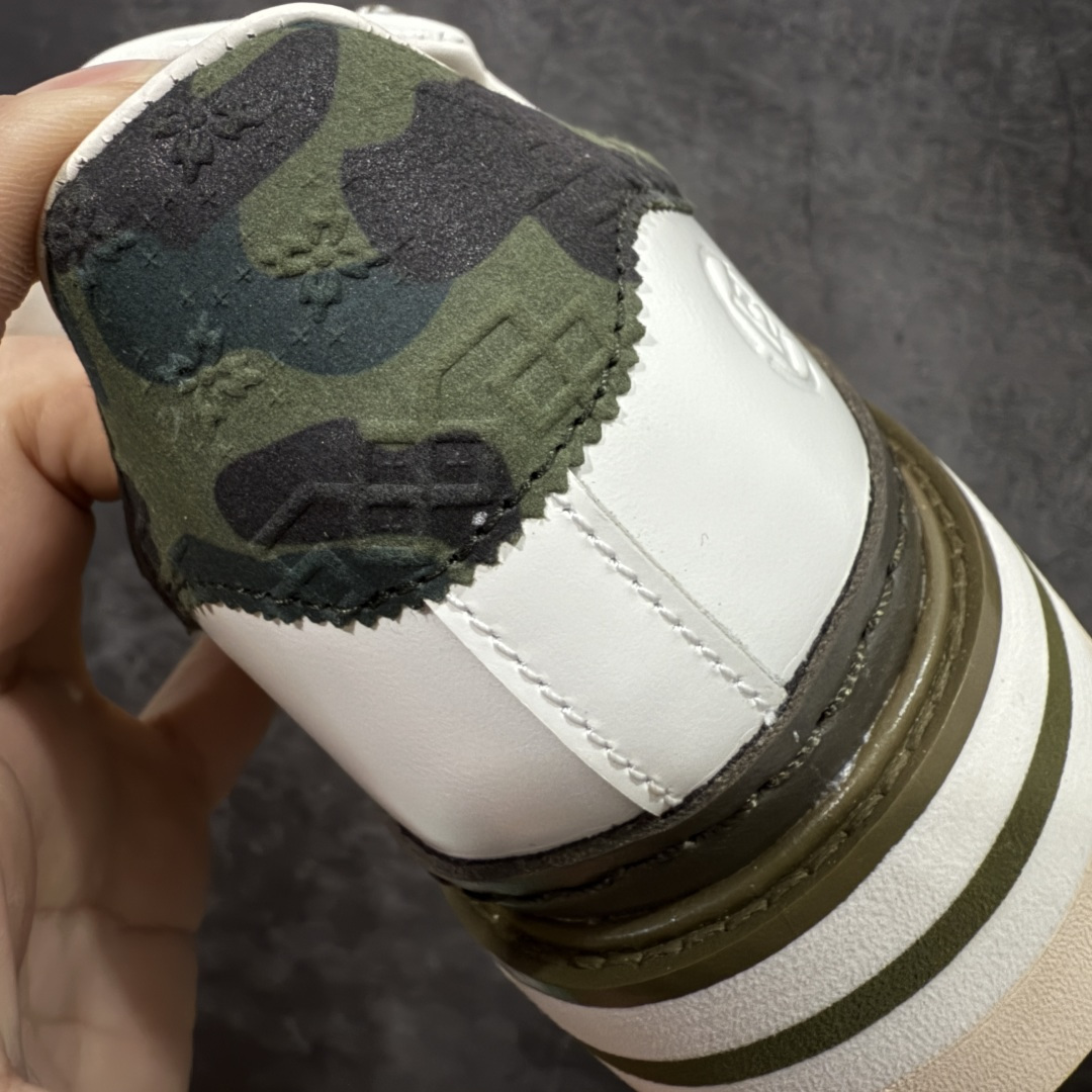 图片[3]-【PK纯原】BAPE x CLOT x Superstar by EDISON CHEN 猿人头 凝结集团 陈冠希三方联名贝壳头KJ1473 以通体白色皮革材质和棕绿色鞋底线条打造，鞋面依旧是不对称鸳鸯的设计。鞋侧分别饰有BAPE STA Logo和阿迪达斯三条纹，搭配经典的Bape绿色迷彩图案和Clot中国风丝绸元素的压印标识呈现。鞋舌和鞋垫上上则分别点缀有CLOT x BAPE x 阿迪三方联名的标志，鞋带上也搭配金色CLOT和BAPE鞋带扣，后跟位置同样分别饰有BAPE和CLOT的品牌Logo，彰显特殊身份。 尺码：36 36.5 37.5 38 38.5 39 40 40.5 41 42 42.5 43 44 44.5 45 46-选品中心