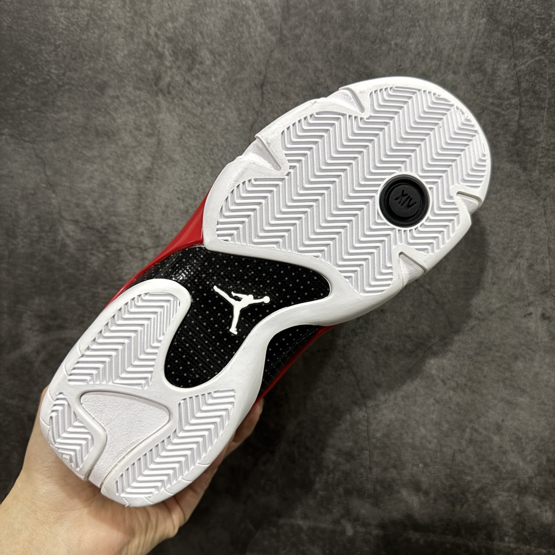图片[9]-【莞产纯原】Air Jordan 14 Retro AJ14乔14 文化篮球鞋 487471-100 外贸大厂出品 该新款造型灵感来自乔丹的爱车法拉利550M，鞋身线条犹如跑车般流畅，全粒面皮革鞋面提供了稳定包裹与支撑，并将法拉利标志性的通风口移植到鞋面中，增加了鞋子的透气性。鞋身LOGO采用了与法拉利相同的盾牌设计，沿用汽车轮胎的人字花纹，使抓地力有了显著提升 尺码：40 40.5 41 42 42.5 43 44 44.5 45 46 47.5-选品中心