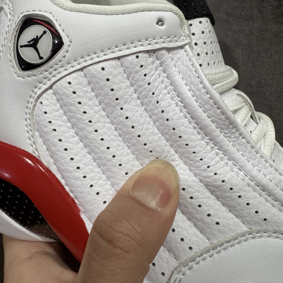 图片[5]-【莞产纯原】Air Jordan 14 Retro AJ14乔14 文化篮球鞋 487471-100 外贸大厂出品 该新款造型灵感来自乔丹的爱车法拉利550M，鞋身线条犹如跑车般流畅，全粒面皮革鞋面提供了稳定包裹与支撑，并将法拉利标志性的通风口移植到鞋面中，增加了鞋子的透气性。鞋身LOGO采用了与法拉利相同的盾牌设计，沿用汽车轮胎的人字花纹，使抓地力有了显著提升 尺码：40 40.5 41 42 42.5 43 44 44.5 45 46 47.5-选品中心