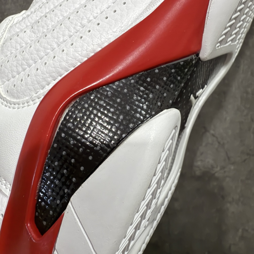 图片[4]-【莞产纯原】Air Jordan 14 Retro AJ14乔14 文化篮球鞋 487471-100 外贸大厂出品 该新款造型灵感来自乔丹的爱车法拉利550M，鞋身线条犹如跑车般流畅，全粒面皮革鞋面提供了稳定包裹与支撑，并将法拉利标志性的通风口移植到鞋面中，增加了鞋子的透气性。鞋身LOGO采用了与法拉利相同的盾牌设计，沿用汽车轮胎的人字花纹，使抓地力有了显著提升 尺码：40 40.5 41 42 42.5 43 44 44.5 45 46 47.5-选品中心