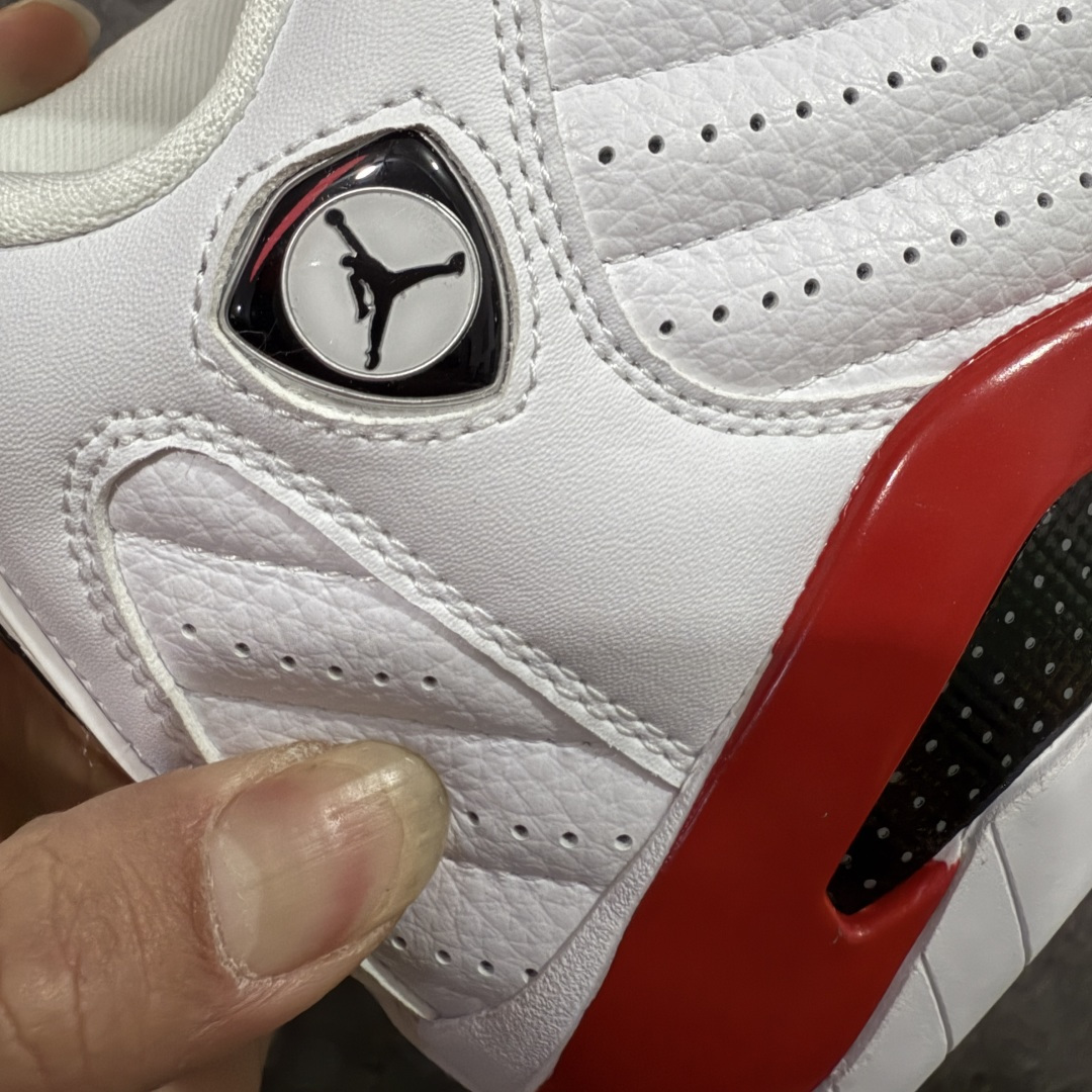 图片[3]-【莞产纯原】Air Jordan 14 Retro AJ14乔14 文化篮球鞋 487471-100 外贸大厂出品 该新款造型灵感来自乔丹的爱车法拉利550M，鞋身线条犹如跑车般流畅，全粒面皮革鞋面提供了稳定包裹与支撑，并将法拉利标志性的通风口移植到鞋面中，增加了鞋子的透气性。鞋身LOGO采用了与法拉利相同的盾牌设计，沿用汽车轮胎的人字花纹，使抓地力有了显著提升 尺码：40 40.5 41 42 42.5 43 44 44.5 45 46 47.5-选品中心