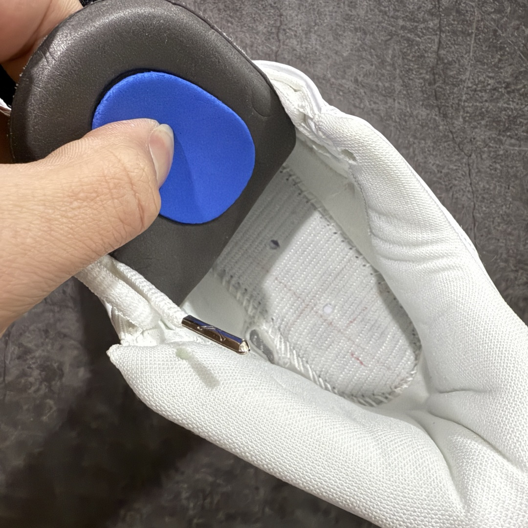 图片[9]-【莞产纯原】Air Jordan 14 Retro AJ14乔14 文化篮球鞋 487471-100 外贸大厂出品 该新款造型灵感来自乔丹的爱车法拉利550M，鞋身线条犹如跑车般流畅，全粒面皮革鞋面提供了稳定包裹与支撑，并将法拉利标志性的通风口移植到鞋面中，增加了鞋子的透气性。鞋身LOGO采用了与法拉利相同的盾牌设计，沿用汽车轮胎的人字花纹，使抓地力有了显著提升 尺码：40 40.5 41 42 42.5 43 44 44.5 45 46 47.5-选品中心