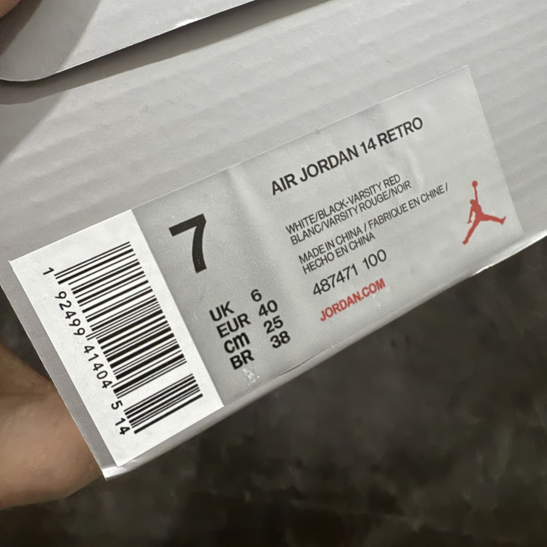 图片[10]-【莞产纯原】Air Jordan 14 Retro AJ14乔14 文化篮球鞋 487471-100 外贸大厂出品 该新款造型灵感来自乔丹的爱车法拉利550M，鞋身线条犹如跑车般流畅，全粒面皮革鞋面提供了稳定包裹与支撑，并将法拉利标志性的通风口移植到鞋面中，增加了鞋子的透气性。鞋身LOGO采用了与法拉利相同的盾牌设计，沿用汽车轮胎的人字花纹，使抓地力有了显著提升 尺码：40 40.5 41 42 42.5 43 44 44.5 45 46 47.5-选品中心
