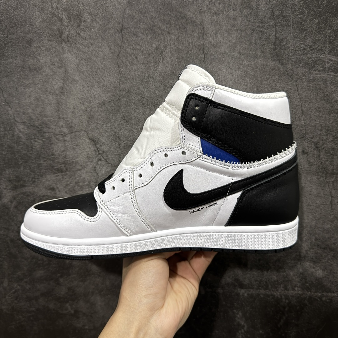 图片[2]-【RN版本】Union LA x Fragment Design x Air Jordan AJ1 Retro High NRG 藤原浩三方联名四色拼接灰 闪电白黑 II7282-100 圈内最强系列 高端零售特供批次 产品品控稳定性领先行业 各方面均可对飙L版 良心定价不杀猪 SZ原厂全套原楦原纸板冲刀磨具开发 原厂皮料加持 原厂港宝加持定型后跟R度完美 同源原厂电绣 飞翼针数密度立体效果一致 百分百一致原鞋 原厂拉帮工艺 针距密度一致 后跟弧度收口自然不对折 极致一眼正品既视感 进口玻璃冲刀皮料裁剪零毛边 全鞋电脑针车工艺 品控清洁度最高QC检验标准 免检产品 原厂订购鞋盒、鞋标、防尘纸、鞋撑、鞋带 追求极致的原厂味道 尺码： 40 40.5 41 42 42.5 43 44 44.5 45 46 47.5-选品中心