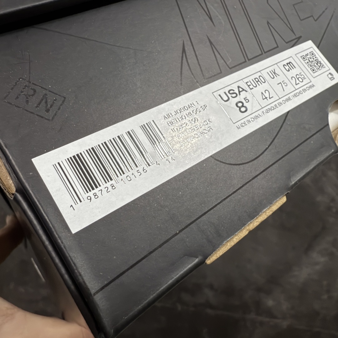 图片[13]-【RN版本】Union LA x Fragment Design x Air Jordan AJ1 Retro High NRG 藤原浩三方联名四色拼接灰 闪电白黑 II7282-100 圈内最强系列 高端零售特供批次 产品品控稳定性领先行业 各方面均可对飙L版 良心定价不杀猪 SZ原厂全套原楦原纸板冲刀磨具开发 原厂皮料加持 原厂港宝加持定型后跟R度完美 同源原厂电绣 飞翼针数密度立体效果一致 百分百一致原鞋 原厂拉帮工艺 针距密度一致 后跟弧度收口自然不对折 极致一眼正品既视感 进口玻璃冲刀皮料裁剪零毛边 全鞋电脑针车工艺 品控清洁度最高QC检验标准 免检产品 原厂订购鞋盒、鞋标、防尘纸、鞋撑、鞋带 追求极致的原厂味道 尺码： 40 40.5 41 42 42.5 43 44 44.5 45 46 47.5-选品中心
