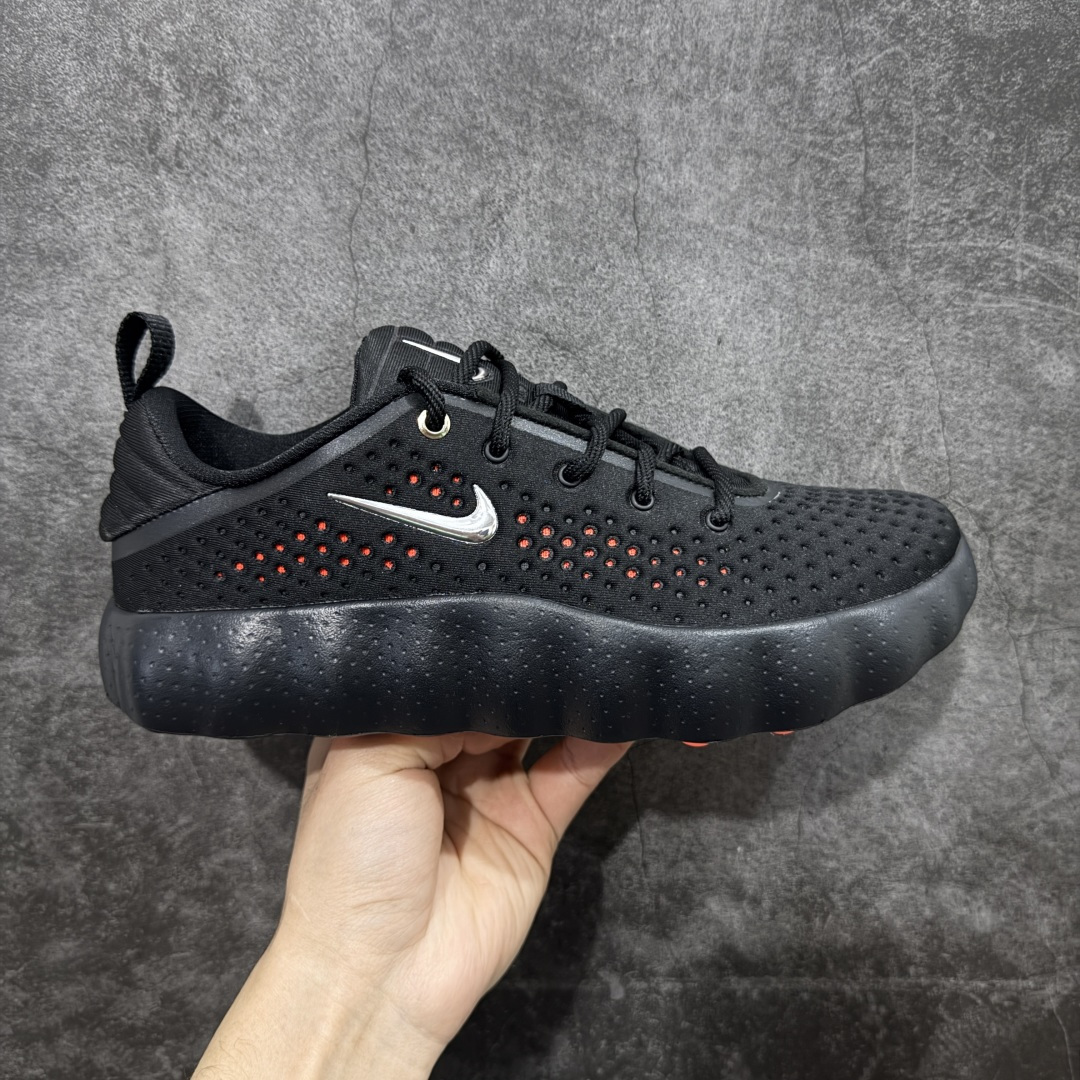 【先行版】NK Mind 002 黑科技足底按摩舒适贴合训练鞋 HQ4310-003 按摩脚感更明显 无杂音 该系列首作 Mind 001 从神经科学中汲取灵感，打造出一款不仅外观独特，更能为穿着者带来别样感知体验的球鞋，此次新作将继续延续此核心方向。历时十年打磨的 Mind 系列，承载着 Nike 对未来鞋款的愿景呈现。系列中的每双鞋，外底均由 22 个独立泡沫结节构成，旨在模拟赤足般的体验。这些结节通过与足底感官感受器的相互作用，从而促进人体的自然步态。 尺码：36 36.5 37.5 38 38.5 39 40 40.5 41 42 42.5 43 44 44.5 45-选品中心
