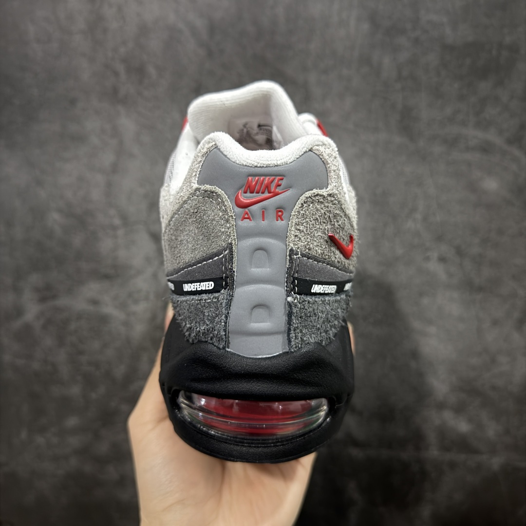 图片[4]-【SF外贸版】UNDEFEATED x NK Air Max 95 SP 纽约限定 联名灰红 IB4523-003 耗时半年开发 重金购买全套印尼原厂纸板楦头开发 2025官方主推系列 致敬诞生30周年的传奇鞋型 Air Max 95 系列再度重磅复刻归来 以全新配色续写光辉历史 更以现代手法重塑经典 将复古风格与前沿科技完美融合 一比一鞋头弧度高度鞋身弧度 东莞原厂模具大底 一码一模 原厂高韧性Tpu 独家供应35.5 45.5 48.5 49.5 50.5 原厂特供同批次皮料与Zp零色差 原厂特供内外标均可过绿X扫描认证 独家原装Big Bubble气垫 气垫体积更大 提供更强的缓震性能和回弹性 进口玻璃冲刀皮料裁剪零毛边 电脑针车工艺 鞋面不留荧光细节 平台可冲 超高鞋面清洁度 最高QC检验标准 控制溢胶瑕疵 每一双都是工艺品 尺码：35.5 36 36.5 37.5 38 38.5 39 40 40.5 41 42 42.5 43 44 44.5 45 45.5 46 47.5 48.5-选品中心