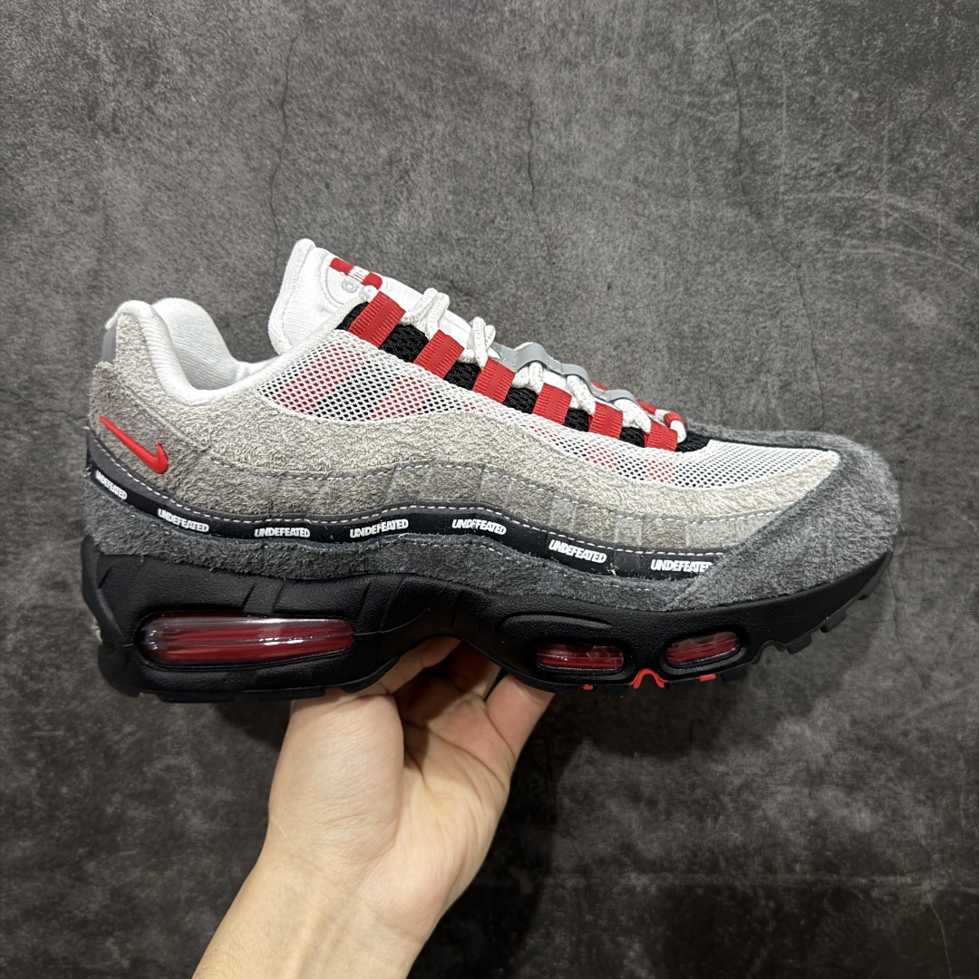 【SF外贸版】UNDEFEATED x NK Air Max 95 SP 纽约限定 联名灰红 IB4523-003 耗时半年开发 重金购买全套印尼原厂纸板楦头开发 2025官方主推系列 致敬诞生30周年的传奇鞋型 Air Max 95 系列再度重磅复刻归来 以全新配色续写光辉历史 更以现代手法重塑经典 将复古风格与前沿科技完美融合 一比一鞋头弧度高度鞋身弧度 东莞原厂模具大底 一码一模 原厂高韧性Tpu 独家供应35.5 45.5 48.5 49.5 50.5 原厂特供同批次皮料与Zp零色差 原厂特供内外标均可过绿X扫描认证 独家原装Big Bubble气垫 气垫体积更大 提供更强的缓震性能和回弹性 进口玻璃冲刀皮料裁剪零毛边 电脑针车工艺 鞋面不留荧光细节 平台可冲 超高鞋面清洁度 最高QC检验标准 控制溢胶瑕疵 每一双都是工艺品 尺码：35.5 36 36.5 37.5 38 38.5 39 40 40.5 41 42 42.5 43 44 44.5 45 45.5 46 47.5 48.5-选品中心