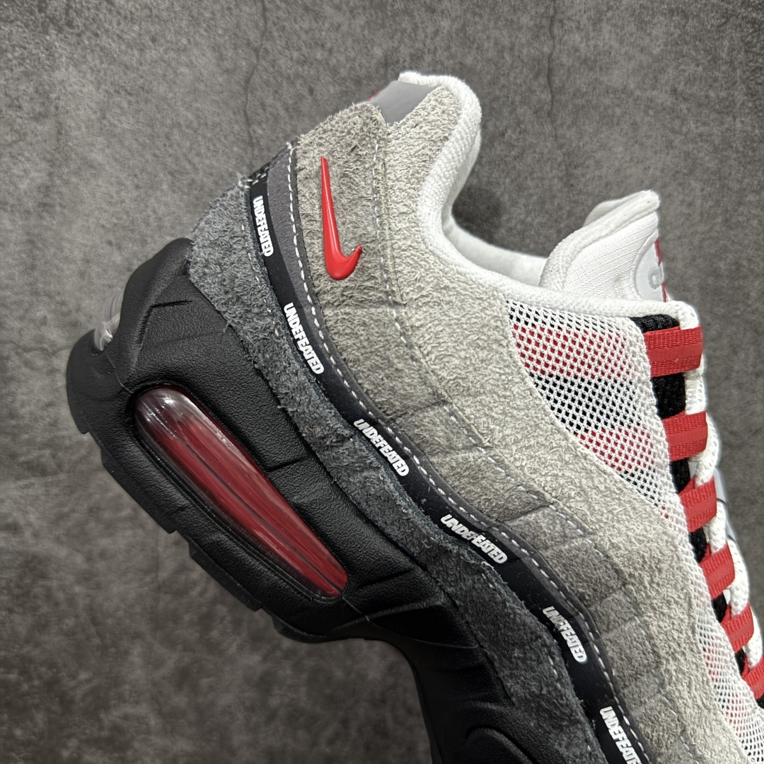 图片[7]-【SF外贸版】UNDEFEATED x NK Air Max 95 SP 纽约限定 联名灰红 IB4523-003 耗时半年开发 重金购买全套印尼原厂纸板楦头开发 2025官方主推系列 致敬诞生30周年的传奇鞋型 Air Max 95 系列再度重磅复刻归来 以全新配色续写光辉历史 更以现代手法重塑经典 将复古风格与前沿科技完美融合 一比一鞋头弧度高度鞋身弧度 东莞原厂模具大底 一码一模 原厂高韧性Tpu 独家供应35.5 45.5 48.5 49.5 50.5 原厂特供同批次皮料与Zp零色差 原厂特供内外标均可过绿X扫描认证 独家原装Big Bubble气垫 气垫体积更大 提供更强的缓震性能和回弹性 进口玻璃冲刀皮料裁剪零毛边 电脑针车工艺 鞋面不留荧光细节 平台可冲 超高鞋面清洁度 最高QC检验标准 控制溢胶瑕疵 每一双都是工艺品 尺码：35.5 36 36.5 37.5 38 38.5 39 40 40.5 41 42 42.5 43 44 44.5 45 45.5 46 47.5 48.5-选品中心