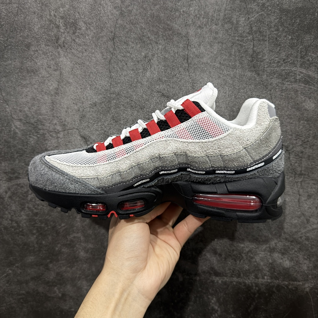 图片[2]-【SF外贸版】UNDEFEATED x NK Air Max 95 SP 纽约限定 联名灰红 IB4523-003 耗时半年开发 重金购买全套印尼原厂纸板楦头开发 2025官方主推系列 致敬诞生30周年的传奇鞋型 Air Max 95 系列再度重磅复刻归来 以全新配色续写光辉历史 更以现代手法重塑经典 将复古风格与前沿科技完美融合 一比一鞋头弧度高度鞋身弧度 东莞原厂模具大底 一码一模 原厂高韧性Tpu 独家供应35.5 45.5 48.5 49.5 50.5 原厂特供同批次皮料与Zp零色差 原厂特供内外标均可过绿X扫描认证 独家原装Big Bubble气垫 气垫体积更大 提供更强的缓震性能和回弹性 进口玻璃冲刀皮料裁剪零毛边 电脑针车工艺 鞋面不留荧光细节 平台可冲 超高鞋面清洁度 最高QC检验标准 控制溢胶瑕疵 每一双都是工艺品 尺码：35.5 36 36.5 37.5 38 38.5 39 40 40.5 41 42 42.5 43 44 44.5 45 45.5 46 47.5 48.5-选品中心