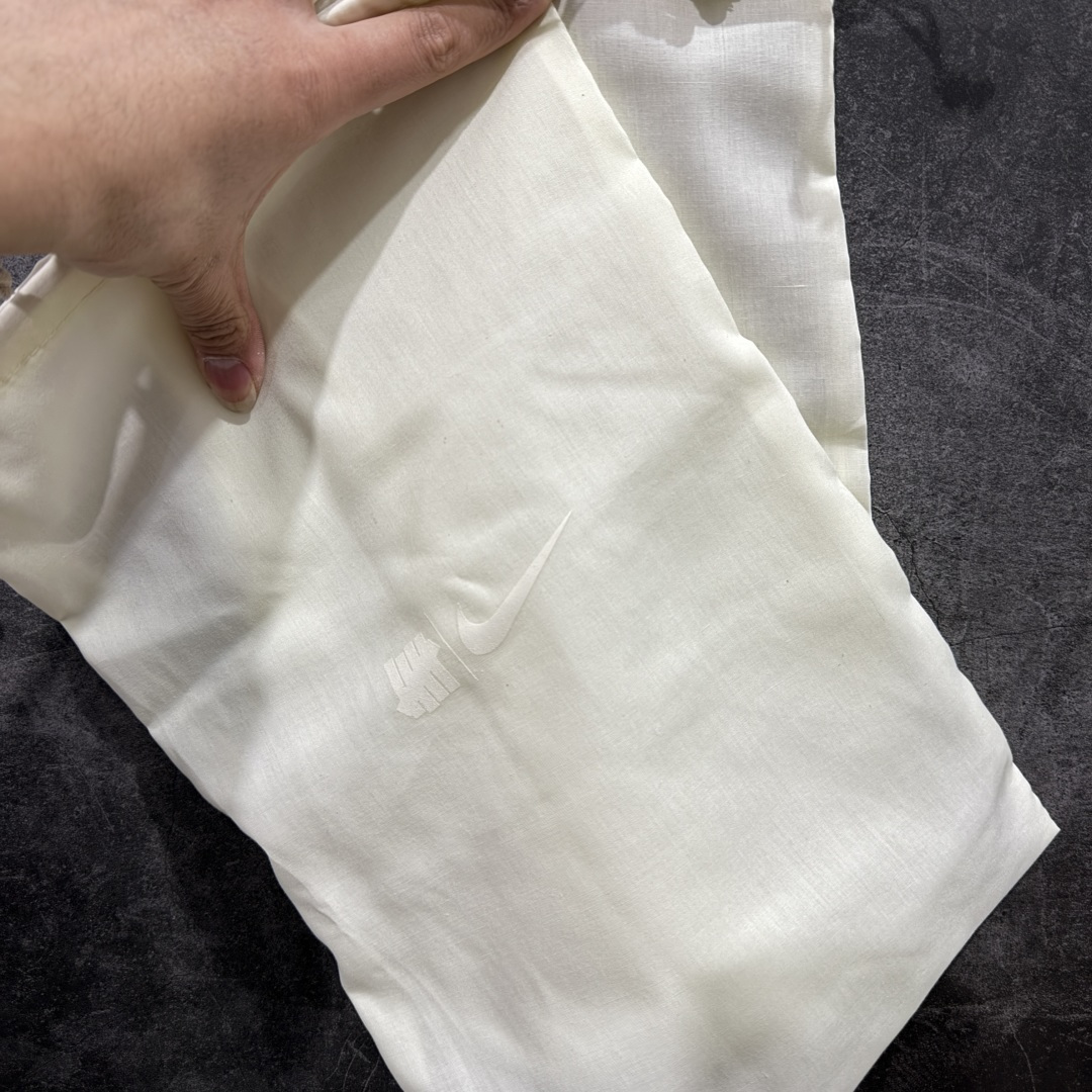 图片[10]-【SF外贸版】UNDEFEATED x NK Air Max 95 SP 纽约限定 联名灰红 IB4523-003 耗时半年开发 重金购买全套印尼原厂纸板楦头开发 2025官方主推系列 致敬诞生30周年的传奇鞋型 Air Max 95 系列再度重磅复刻归来 以全新配色续写光辉历史 更以现代手法重塑经典 将复古风格与前沿科技完美融合 一比一鞋头弧度高度鞋身弧度 东莞原厂模具大底 一码一模 原厂高韧性Tpu 独家供应35.5 45.5 48.5 49.5 50.5 原厂特供同批次皮料与Zp零色差 原厂特供内外标均可过绿X扫描认证 独家原装Big Bubble气垫 气垫体积更大 提供更强的缓震性能和回弹性 进口玻璃冲刀皮料裁剪零毛边 电脑针车工艺 鞋面不留荧光细节 平台可冲 超高鞋面清洁度 最高QC检验标准 控制溢胶瑕疵 每一双都是工艺品 尺码：35.5 36 36.5 37.5 38 38.5 39 40 40.5 41 42 42.5 43 44 44.5 45 45.5 46 47.5 48.5-选品中心