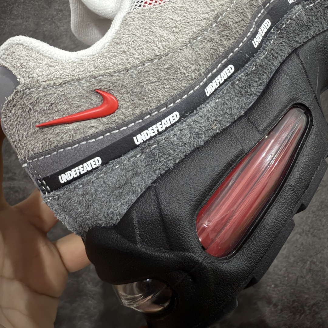 图片[3]-【SF外贸版】UNDEFEATED x NK Air Max 95 SP 纽约限定 联名灰红 IB4523-003 耗时半年开发 重金购买全套印尼原厂纸板楦头开发 2025官方主推系列 致敬诞生30周年的传奇鞋型 Air Max 95 系列再度重磅复刻归来 以全新配色续写光辉历史 更以现代手法重塑经典 将复古风格与前沿科技完美融合 一比一鞋头弧度高度鞋身弧度 东莞原厂模具大底 一码一模 原厂高韧性Tpu 独家供应35.5 45.5 48.5 49.5 50.5 原厂特供同批次皮料与Zp零色差 原厂特供内外标均可过绿X扫描认证 独家原装Big Bubble气垫 气垫体积更大 提供更强的缓震性能和回弹性 进口玻璃冲刀皮料裁剪零毛边 电脑针车工艺 鞋面不留荧光细节 平台可冲 超高鞋面清洁度 最高QC检验标准 控制溢胶瑕疵 每一双都是工艺品 尺码：35.5 36 36.5 37.5 38 38.5 39 40 40.5 41 42 42.5 43 44 44.5 45 45.5 46 47.5 48.5-选品中心