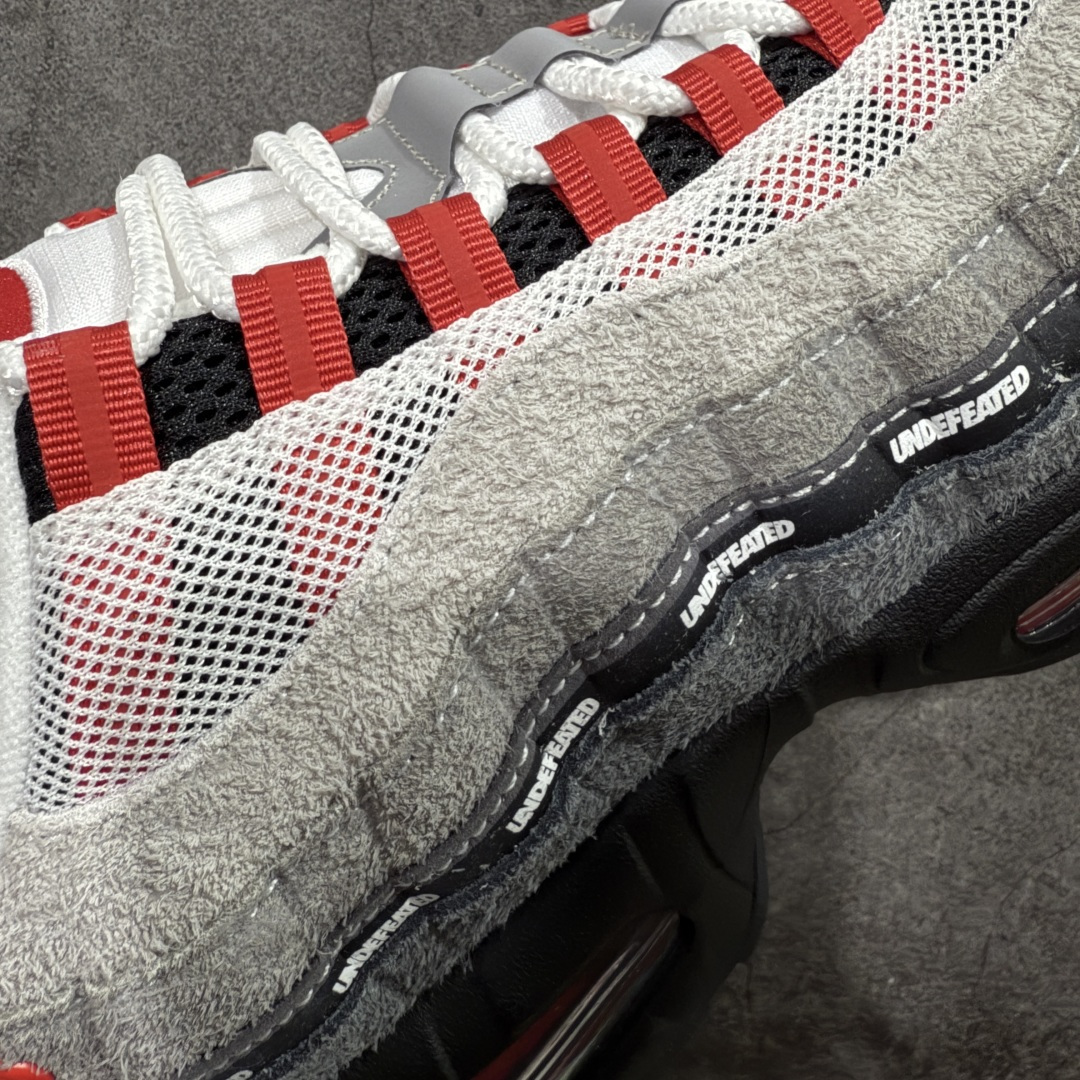 图片[4]-【SF外贸版】UNDEFEATED x NK Air Max 95 SP 纽约限定 联名灰红 IB4523-003 耗时半年开发 重金购买全套印尼原厂纸板楦头开发 2025官方主推系列 致敬诞生30周年的传奇鞋型 Air Max 95 系列再度重磅复刻归来 以全新配色续写光辉历史 更以现代手法重塑经典 将复古风格与前沿科技完美融合 一比一鞋头弧度高度鞋身弧度 东莞原厂模具大底 一码一模 原厂高韧性Tpu 独家供应35.5 45.5 48.5 49.5 50.5 原厂特供同批次皮料与Zp零色差 原厂特供内外标均可过绿X扫描认证 独家原装Big Bubble气垫 气垫体积更大 提供更强的缓震性能和回弹性 进口玻璃冲刀皮料裁剪零毛边 电脑针车工艺 鞋面不留荧光细节 平台可冲 超高鞋面清洁度 最高QC检验标准 控制溢胶瑕疵 每一双都是工艺品 尺码：35.5 36 36.5 37.5 38 38.5 39 40 40.5 41 42 42.5 43 44 44.5 45 45.5 46 47.5 48.5-选品中心