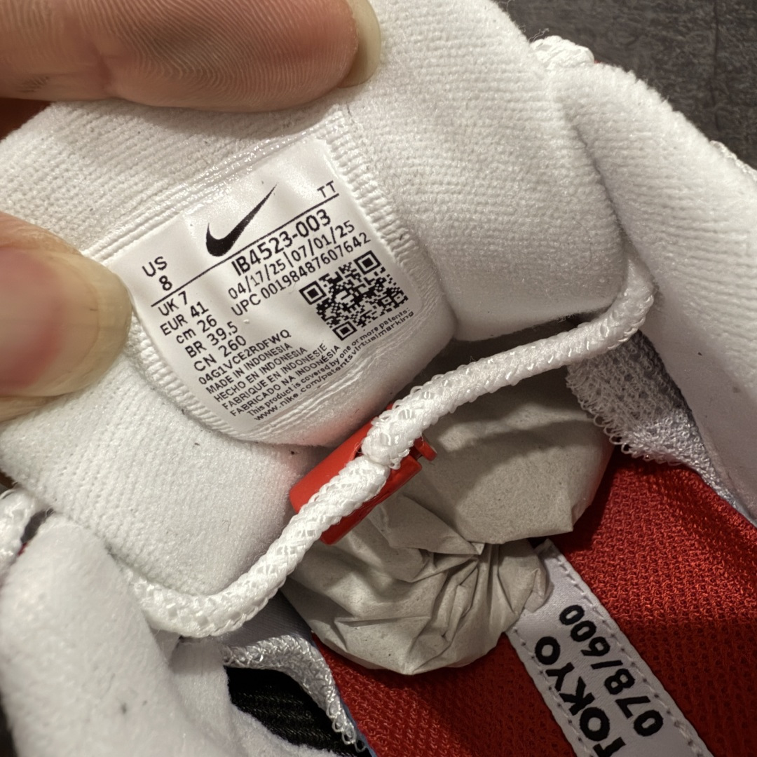 图片[7]-【SF外贸版】UNDEFEATED x NK Air Max 95 SP 纽约限定 联名灰红 IB4523-003 耗时半年开发 重金购买全套印尼原厂纸板楦头开发 2025官方主推系列 致敬诞生30周年的传奇鞋型 Air Max 95 系列再度重磅复刻归来 以全新配色续写光辉历史 更以现代手法重塑经典 将复古风格与前沿科技完美融合 一比一鞋头弧度高度鞋身弧度 东莞原厂模具大底 一码一模 原厂高韧性Tpu 独家供应35.5 45.5 48.5 49.5 50.5 原厂特供同批次皮料与Zp零色差 原厂特供内外标均可过绿X扫描认证 独家原装Big Bubble气垫 气垫体积更大 提供更强的缓震性能和回弹性 进口玻璃冲刀皮料裁剪零毛边 电脑针车工艺 鞋面不留荧光细节 平台可冲 超高鞋面清洁度 最高QC检验标准 控制溢胶瑕疵 每一双都是工艺品 尺码：35.5 36 36.5 37.5 38 38.5 39 40 40.5 41 42 42.5 43 44 44.5 45 45.5 46 47.5 48.5-选品中心