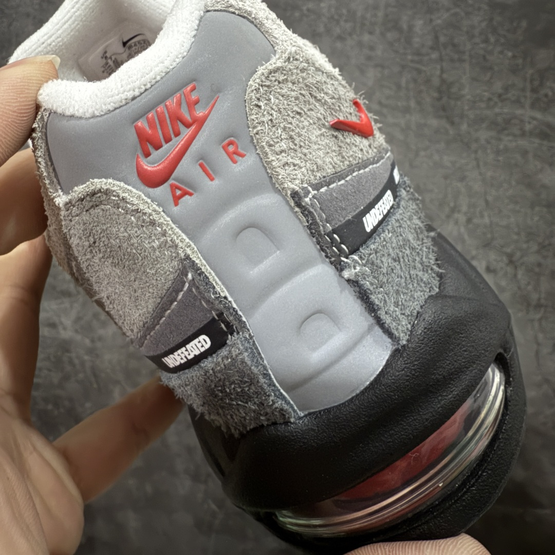 图片[2]-【SF外贸版】UNDEFEATED x NK Air Max 95 SP 纽约限定 联名灰红 IB4523-003 耗时半年开发 重金购买全套印尼原厂纸板楦头开发 2025官方主推系列 致敬诞生30周年的传奇鞋型 Air Max 95 系列再度重磅复刻归来 以全新配色续写光辉历史 更以现代手法重塑经典 将复古风格与前沿科技完美融合 一比一鞋头弧度高度鞋身弧度 东莞原厂模具大底 一码一模 原厂高韧性Tpu 独家供应35.5 45.5 48.5 49.5 50.5 原厂特供同批次皮料与Zp零色差 原厂特供内外标均可过绿X扫描认证 独家原装Big Bubble气垫 气垫体积更大 提供更强的缓震性能和回弹性 进口玻璃冲刀皮料裁剪零毛边 电脑针车工艺 鞋面不留荧光细节 平台可冲 超高鞋面清洁度 最高QC检验标准 控制溢胶瑕疵 每一双都是工艺品 尺码：35.5 36 36.5 37.5 38 38.5 39 40 40.5 41 42 42.5 43 44 44.5 45 45.5 46 47.5 48.5-选品中心