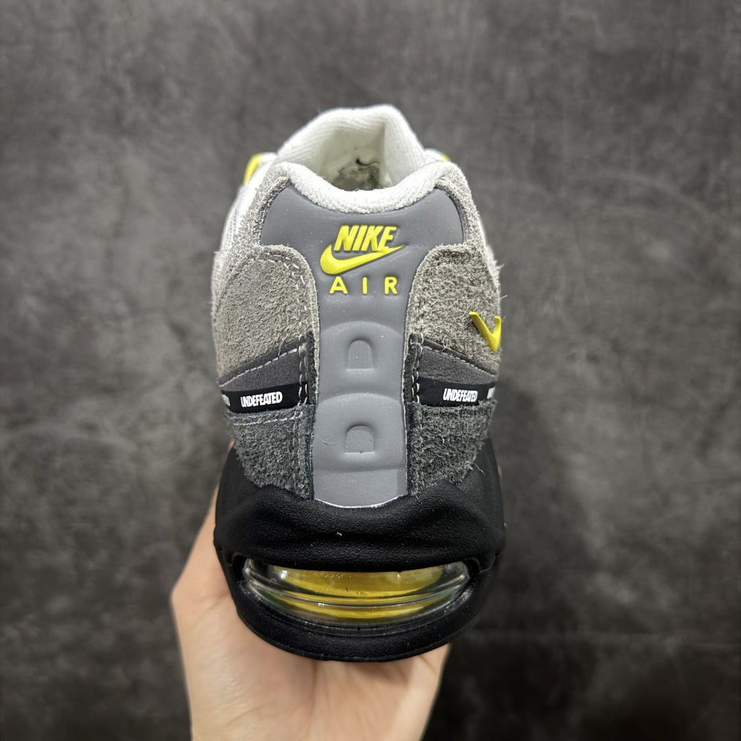 图片[4]-【SF外贸版】UNDEFEATED x NK Air Max 95 SP 纽约限定 联名灰绿 IB4523-004 耗时半年开发 重金购买全套印尼原厂纸板楦头开发 2025官方主推系列 致敬诞生30周年的传奇鞋型 Air Max 95 系列再度重磅复刻归来 以全新配色续写光辉历史 更以现代手法重塑经典 将复古风格与前沿科技完美融合 一比一鞋头弧度高度鞋身弧度 东莞原厂模具大底 一码一模 原厂高韧性Tpu 独家供应35.5 45.5 48.5 49.5 50.5 原厂特供同批次皮料与Zp零色差 原厂特供内外标均可过绿X扫描认证 独家原装Big Bubble气垫 气垫体积更大 提供更强的缓震性能和回弹性 进口玻璃冲刀皮料裁剪零毛边 电脑针车工艺 鞋面不留荧光细节 平台可冲 超高鞋面清洁度 最高QC检验标准 控制溢胶瑕疵 每一双都是工艺品 尺码：35.5 36 36.5 37.5 38 38.5 39 40 40.5 41 42 42.5 43 44 44.5 45 45.5 46 47.5 48.5-选品中心