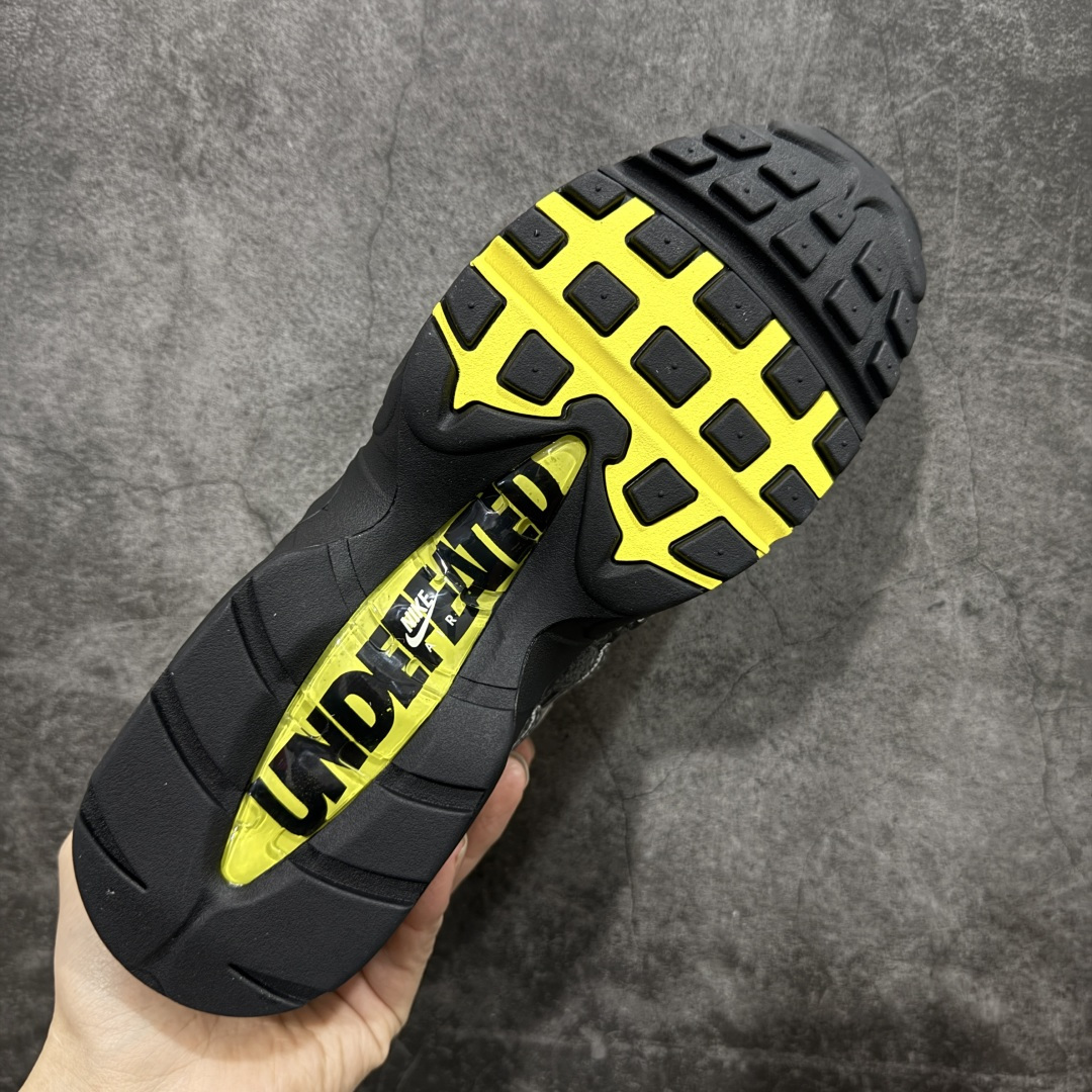 图片[9]-【SF外贸版】UNDEFEATED x NK Air Max 95 SP 纽约限定 联名灰绿 IB4523-004 耗时半年开发 重金购买全套印尼原厂纸板楦头开发 2025官方主推系列 致敬诞生30周年的传奇鞋型 Air Max 95 系列再度重磅复刻归来 以全新配色续写光辉历史 更以现代手法重塑经典 将复古风格与前沿科技完美融合 一比一鞋头弧度高度鞋身弧度 东莞原厂模具大底 一码一模 原厂高韧性Tpu 独家供应35.5 45.5 48.5 49.5 50.5 原厂特供同批次皮料与Zp零色差 原厂特供内外标均可过绿X扫描认证 独家原装Big Bubble气垫 气垫体积更大 提供更强的缓震性能和回弹性 进口玻璃冲刀皮料裁剪零毛边 电脑针车工艺 鞋面不留荧光细节 平台可冲 超高鞋面清洁度 最高QC检验标准 控制溢胶瑕疵 每一双都是工艺品 尺码：35.5 36 36.5 37.5 38 38.5 39 40 40.5 41 42 42.5 43 44 44.5 45 45.5 46 47.5 48.5-选品中心