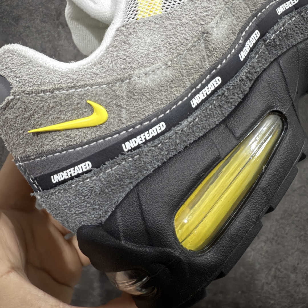 图片[3]-【SF外贸版】UNDEFEATED x NK Air Max 95 SP 纽约限定 联名灰绿 IB4523-004 耗时半年开发 重金购买全套印尼原厂纸板楦头开发 2025官方主推系列 致敬诞生30周年的传奇鞋型 Air Max 95 系列再度重磅复刻归来 以全新配色续写光辉历史 更以现代手法重塑经典 将复古风格与前沿科技完美融合 一比一鞋头弧度高度鞋身弧度 东莞原厂模具大底 一码一模 原厂高韧性Tpu 独家供应35.5 45.5 48.5 49.5 50.5 原厂特供同批次皮料与Zp零色差 原厂特供内外标均可过绿X扫描认证 独家原装Big Bubble气垫 气垫体积更大 提供更强的缓震性能和回弹性 进口玻璃冲刀皮料裁剪零毛边 电脑针车工艺 鞋面不留荧光细节 平台可冲 超高鞋面清洁度 最高QC检验标准 控制溢胶瑕疵 每一双都是工艺品 尺码：35.5 36 36.5 37.5 38 38.5 39 40 40.5 41 42 42.5 43 44 44.5 45 45.5 46 47.5 48.5-选品中心