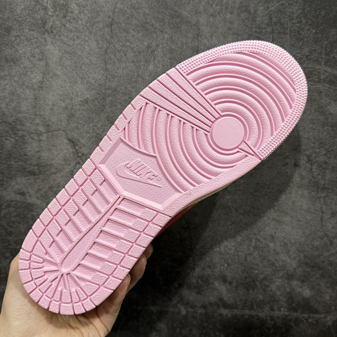 图片[9]-【LW升级版本】Travis Scott x Air Jordan AJ1 Low OG SP TS联名倒钩低帮 米粉倒钩 IQ7604-101 知名大厂出品 纯原第一梯队版本 产品品控稳定性领先行业 各方面均可对飙市面通货版 SZ原厂全套原楦原纸板冲刀磨具开发 原厂皮料加持 原厂港宝加持定型后跟R度完美 同源原厂电绣 鬼脸飞翼针数密度立体效果一致 百分百一致原鞋 原厂拉帮工艺 针距密度一致 后跟弧度收口自然不对折 极致一眼正品既视感 进口玻璃冲刀皮料裁剪零毛边 全鞋电脑针车工艺 品控清洁度最高QC检验标准 免检产品 原厂订购鞋盒、鞋标、防尘纸、鞋撑、鞋带 追求极致的原厂味道！ 尺码：36-49.5-选品中心