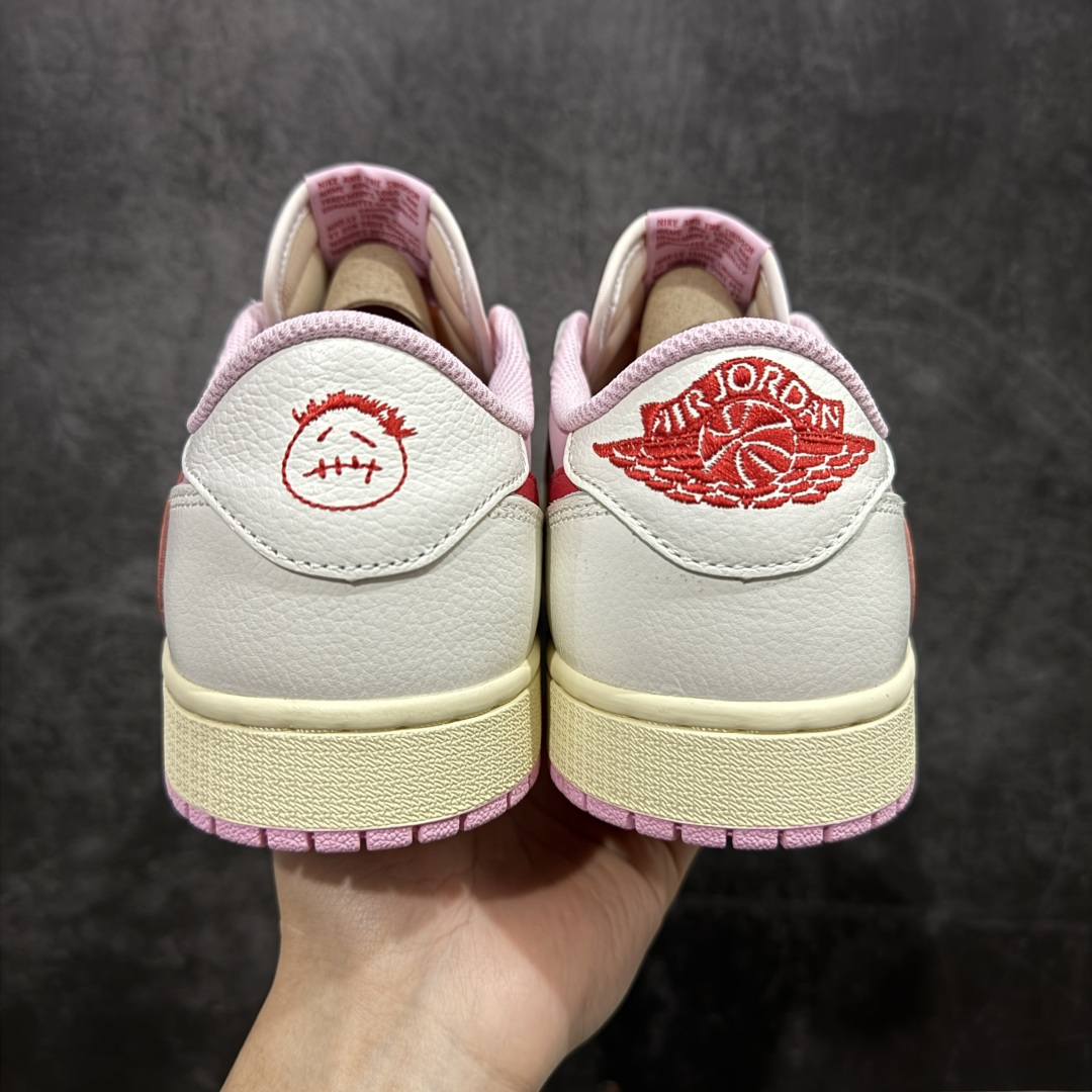 图片[4]-【LW升级版本】Travis Scott x Air Jordan AJ1 Low OG SP TS联名倒钩低帮 米粉倒钩 IQ7604-101 知名大厂出品 纯原第一梯队版本 产品品控稳定性领先行业 各方面均可对飙市面通货版 SZ原厂全套原楦原纸板冲刀磨具开发 原厂皮料加持 原厂港宝加持定型后跟R度完美 同源原厂电绣 鬼脸飞翼针数密度立体效果一致 百分百一致原鞋 原厂拉帮工艺 针距密度一致 后跟弧度收口自然不对折 极致一眼正品既视感 进口玻璃冲刀皮料裁剪零毛边 全鞋电脑针车工艺 品控清洁度最高QC检验标准 免检产品 原厂订购鞋盒、鞋标、防尘纸、鞋撑、鞋带 追求极致的原厂味道！ 尺码：36-49.5-选品中心