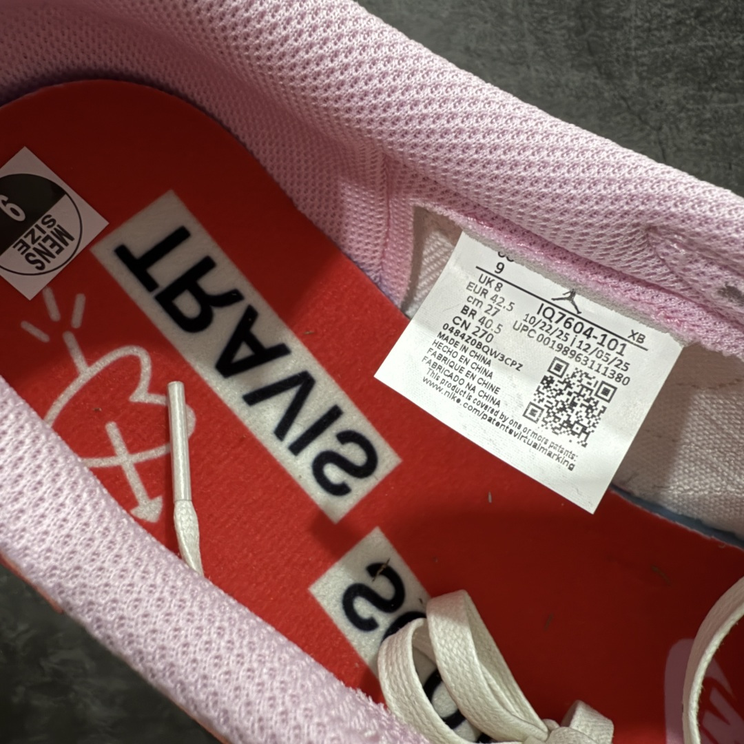 图片[8]-【LW升级版本】Travis Scott x Air Jordan AJ1 Low OG SP TS联名倒钩低帮 米粉倒钩 IQ7604-101 知名大厂出品 纯原第一梯队版本 产品品控稳定性领先行业 各方面均可对飙市面通货版 SZ原厂全套原楦原纸板冲刀磨具开发 原厂皮料加持 原厂港宝加持定型后跟R度完美 同源原厂电绣 鬼脸飞翼针数密度立体效果一致 百分百一致原鞋 原厂拉帮工艺 针距密度一致 后跟弧度收口自然不对折 极致一眼正品既视感 进口玻璃冲刀皮料裁剪零毛边 全鞋电脑针车工艺 品控清洁度最高QC检验标准 免检产品 原厂订购鞋盒、鞋标、防尘纸、鞋撑、鞋带 追求极致的原厂味道！ 尺码：36-49.5-选品中心