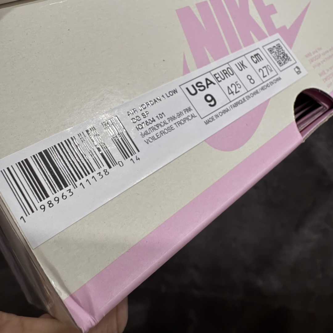 图片[11]-【LW升级版本】Travis Scott x Air Jordan AJ1 Low OG SP TS联名倒钩低帮 米粉倒钩 IQ7604-101 知名大厂出品 纯原第一梯队版本 产品品控稳定性领先行业 各方面均可对飙市面通货版 SZ原厂全套原楦原纸板冲刀磨具开发 原厂皮料加持 原厂港宝加持定型后跟R度完美 同源原厂电绣 鬼脸飞翼针数密度立体效果一致 百分百一致原鞋 原厂拉帮工艺 针距密度一致 后跟弧度收口自然不对折 极致一眼正品既视感 进口玻璃冲刀皮料裁剪零毛边 全鞋电脑针车工艺 品控清洁度最高QC检验标准 免检产品 原厂订购鞋盒、鞋标、防尘纸、鞋撑、鞋带 追求极致的原厂味道！ 尺码：36-49.5-选品中心
