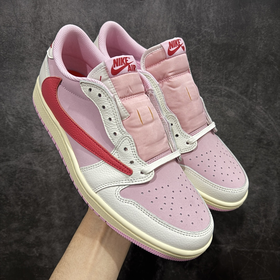 【LW升级版本】Travis Scott x Air Jordan AJ1 Low OG SP TS联名倒钩低帮 米粉倒钩 IQ7604-101 知名大厂出品 纯原第一梯队版本 产品品控稳定性领先行业 各方面均可对飙市面通货版 SZ原厂全套原楦原纸板冲刀磨具开发 原厂皮料加持 原厂港宝加持定型后跟R度完美 同源原厂电绣 鬼脸飞翼针数密度立体效果一致 百分百一致原鞋 原厂拉帮工艺 针距密度一致 后跟弧度收口自然不对折 极致一眼正品既视感 进口玻璃冲刀皮料裁剪零毛边 全鞋电脑针车工艺 品控清洁度最高QC检验标准 免检产品 原厂订购鞋盒、鞋标、防尘纸、鞋撑、鞋带 追求极致的原厂味道！ 尺码：36-49.5-选品中心