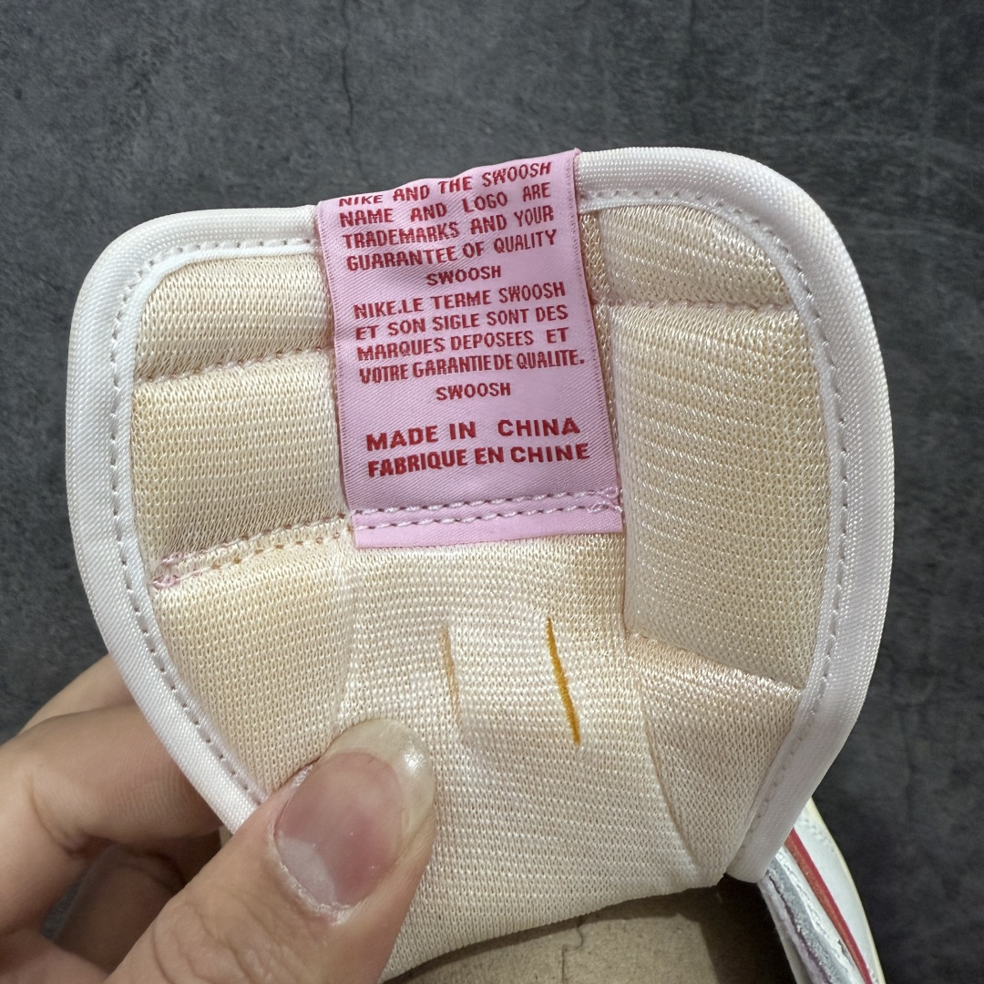 图片[7]-【LW升级版本】Travis Scott x Air Jordan AJ1 Low OG SP TS联名倒钩低帮 米粉倒钩 IQ7604-101 知名大厂出品 纯原第一梯队版本 产品品控稳定性领先行业 各方面均可对飙市面通货版 SZ原厂全套原楦原纸板冲刀磨具开发 原厂皮料加持 原厂港宝加持定型后跟R度完美 同源原厂电绣 鬼脸飞翼针数密度立体效果一致 百分百一致原鞋 原厂拉帮工艺 针距密度一致 后跟弧度收口自然不对折 极致一眼正品既视感 进口玻璃冲刀皮料裁剪零毛边 全鞋电脑针车工艺 品控清洁度最高QC检验标准 免检产品 原厂订购鞋盒、鞋标、防尘纸、鞋撑、鞋带 追求极致的原厂味道！ 尺码：36-49.5-选品中心