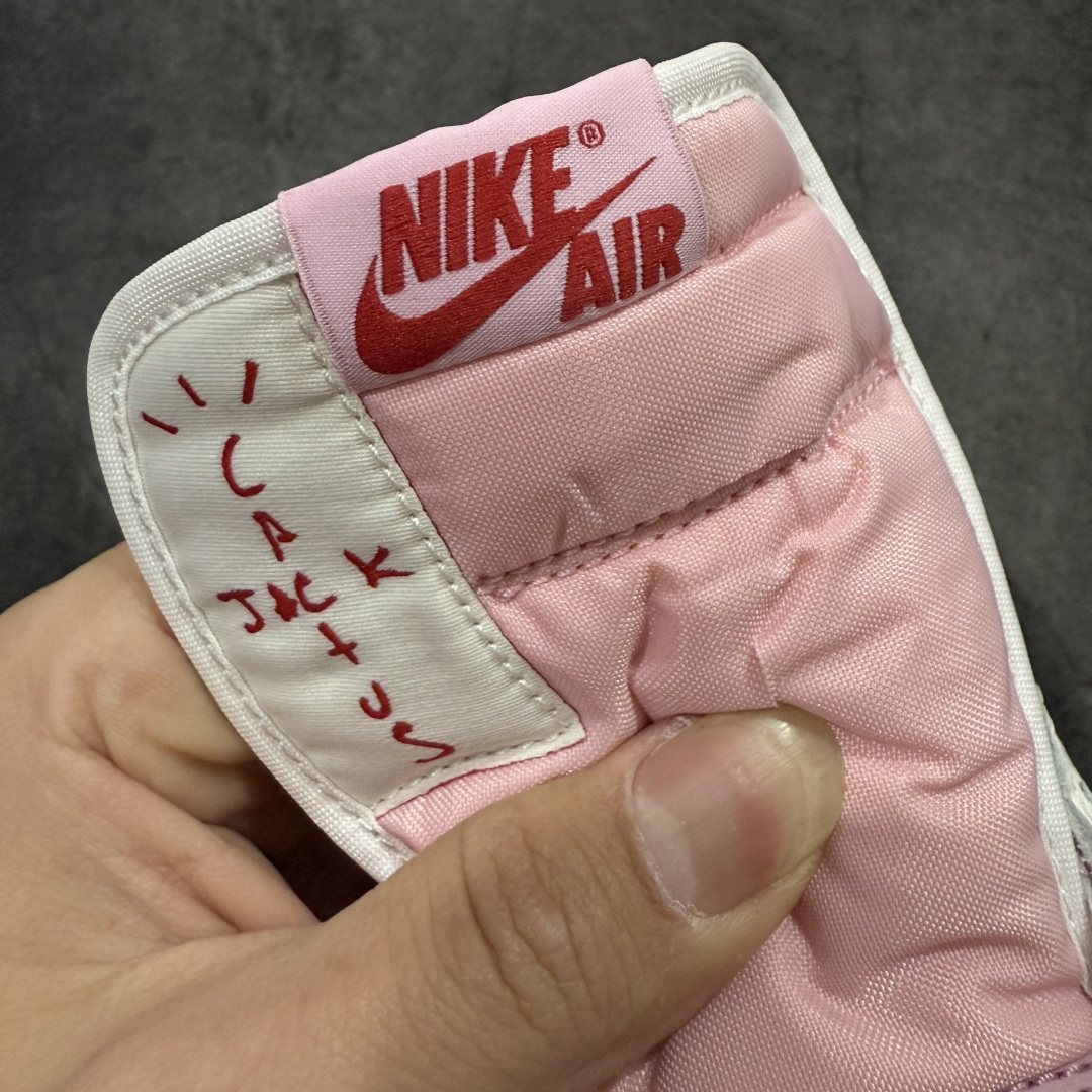 图片[6]-【LW升级版本】Travis Scott x Air Jordan AJ1 Low OG SP TS联名倒钩低帮 米粉倒钩 IQ7604-101 知名大厂出品 纯原第一梯队版本 产品品控稳定性领先行业 各方面均可对飙市面通货版 SZ原厂全套原楦原纸板冲刀磨具开发 原厂皮料加持 原厂港宝加持定型后跟R度完美 同源原厂电绣 鬼脸飞翼针数密度立体效果一致 百分百一致原鞋 原厂拉帮工艺 针距密度一致 后跟弧度收口自然不对折 极致一眼正品既视感 进口玻璃冲刀皮料裁剪零毛边 全鞋电脑针车工艺 品控清洁度最高QC检验标准 免检产品 原厂订购鞋盒、鞋标、防尘纸、鞋撑、鞋带 追求极致的原厂味道！ 尺码：36-49.5-选品中心