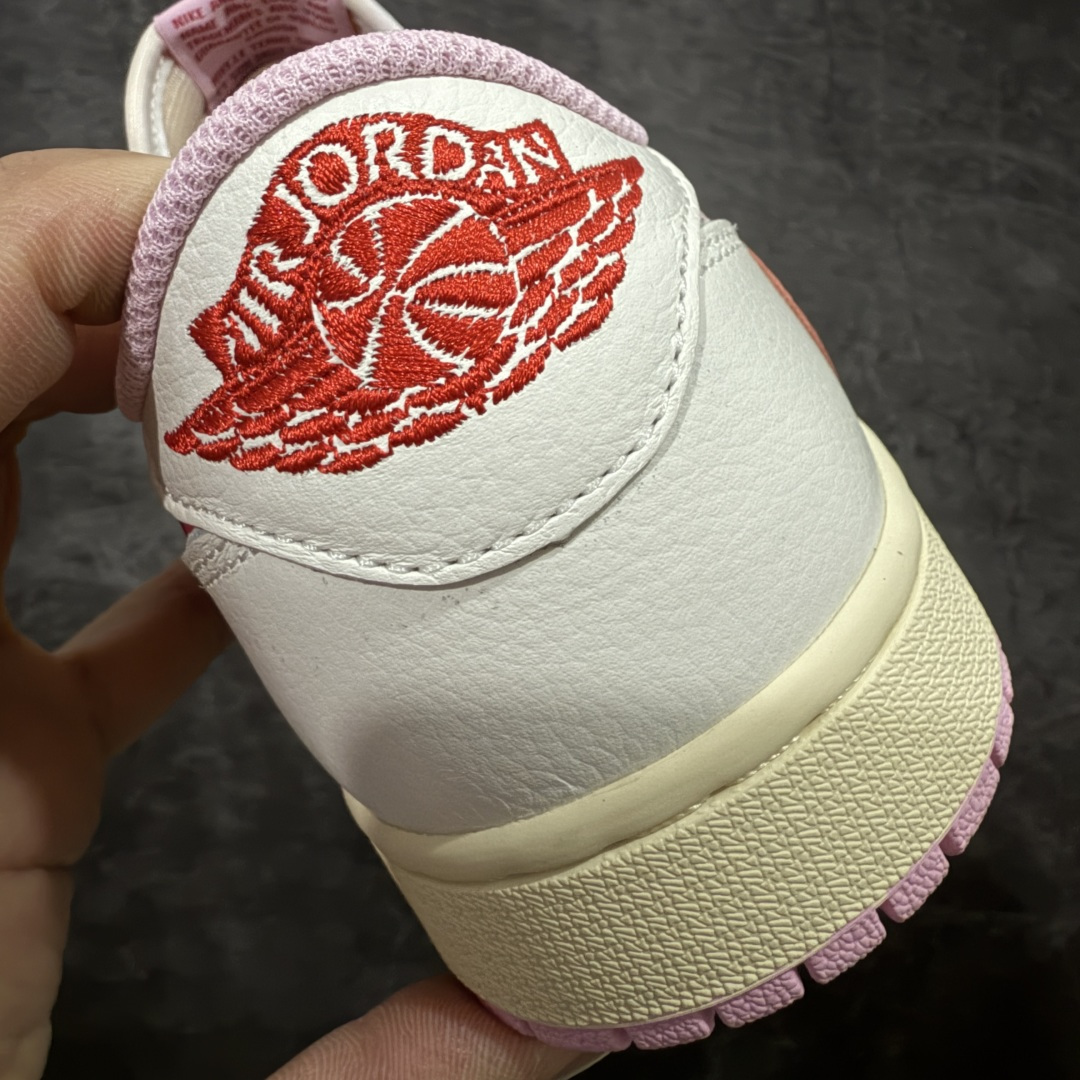 图片[2]-【LW升级版本】Travis Scott x Air Jordan AJ1 Low OG SP TS联名倒钩低帮 米粉倒钩 IQ7604-101 知名大厂出品 纯原第一梯队版本 产品品控稳定性领先行业 各方面均可对飙市面通货版 SZ原厂全套原楦原纸板冲刀磨具开发 原厂皮料加持 原厂港宝加持定型后跟R度完美 同源原厂电绣 鬼脸飞翼针数密度立体效果一致 百分百一致原鞋 原厂拉帮工艺 针距密度一致 后跟弧度收口自然不对折 极致一眼正品既视感 进口玻璃冲刀皮料裁剪零毛边 全鞋电脑针车工艺 品控清洁度最高QC检验标准 免检产品 原厂订购鞋盒、鞋标、防尘纸、鞋撑、鞋带 追求极致的原厂味道！ 尺码：36-49.5-选品中心