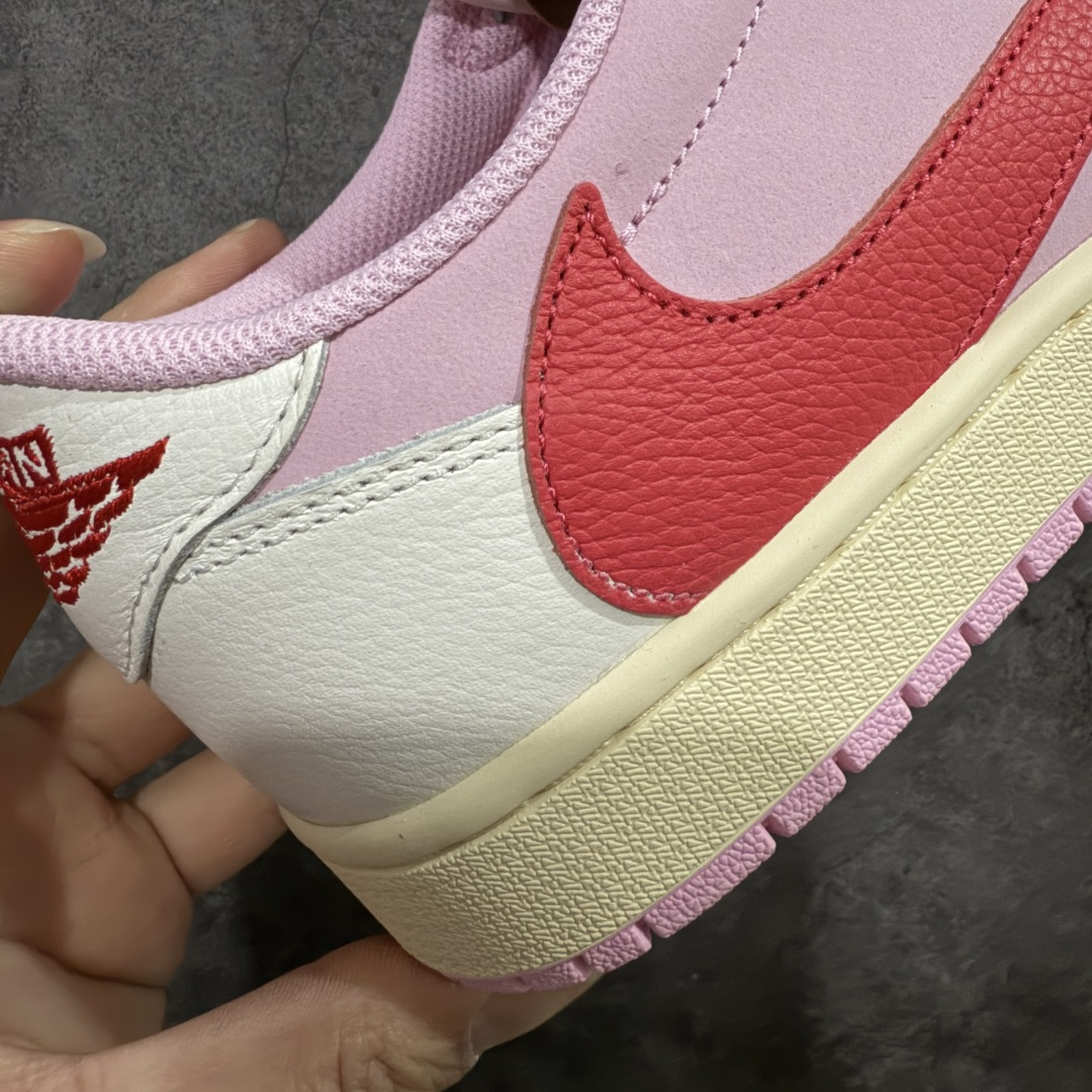 图片[3]-【LW升级版本】Travis Scott x Air Jordan AJ1 Low OG SP TS联名倒钩低帮 米粉倒钩 IQ7604-101 知名大厂出品 纯原第一梯队版本 产品品控稳定性领先行业 各方面均可对飙市面通货版 SZ原厂全套原楦原纸板冲刀磨具开发 原厂皮料加持 原厂港宝加持定型后跟R度完美 同源原厂电绣 鬼脸飞翼针数密度立体效果一致 百分百一致原鞋 原厂拉帮工艺 针距密度一致 后跟弧度收口自然不对折 极致一眼正品既视感 进口玻璃冲刀皮料裁剪零毛边 全鞋电脑针车工艺 品控清洁度最高QC检验标准 免检产品 原厂订购鞋盒、鞋标、防尘纸、鞋撑、鞋带 追求极致的原厂味道！ 尺码：36-49.5-选品中心