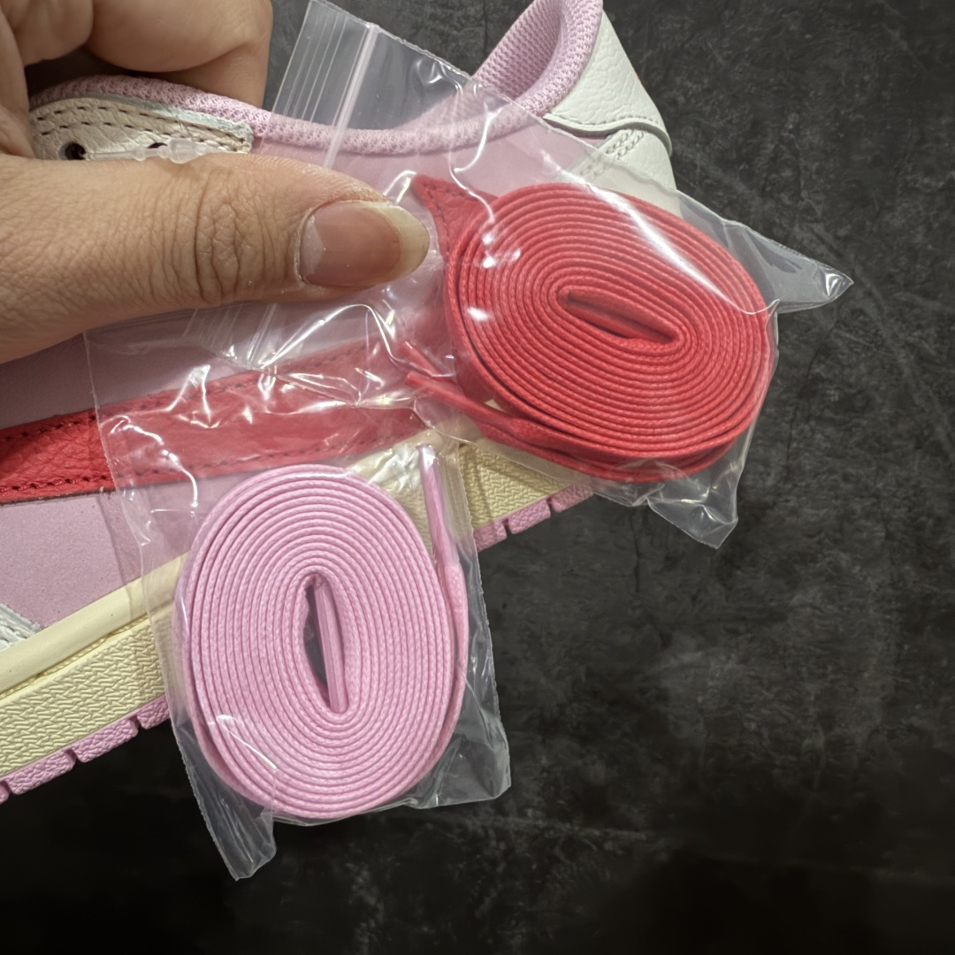 图片[10]-【LW升级版本】Travis Scott x Air Jordan AJ1 Low OG SP TS联名倒钩低帮 米粉倒钩 IQ7604-101 知名大厂出品 纯原第一梯队版本 产品品控稳定性领先行业 各方面均可对飙市面通货版 SZ原厂全套原楦原纸板冲刀磨具开发 原厂皮料加持 原厂港宝加持定型后跟R度完美 同源原厂电绣 鬼脸飞翼针数密度立体效果一致 百分百一致原鞋 原厂拉帮工艺 针距密度一致 后跟弧度收口自然不对折 极致一眼正品既视感 进口玻璃冲刀皮料裁剪零毛边 全鞋电脑针车工艺 品控清洁度最高QC检验标准 免检产品 原厂订购鞋盒、鞋标、防尘纸、鞋撑、鞋带 追求极致的原厂味道！ 尺码：36-49.5-选品中心