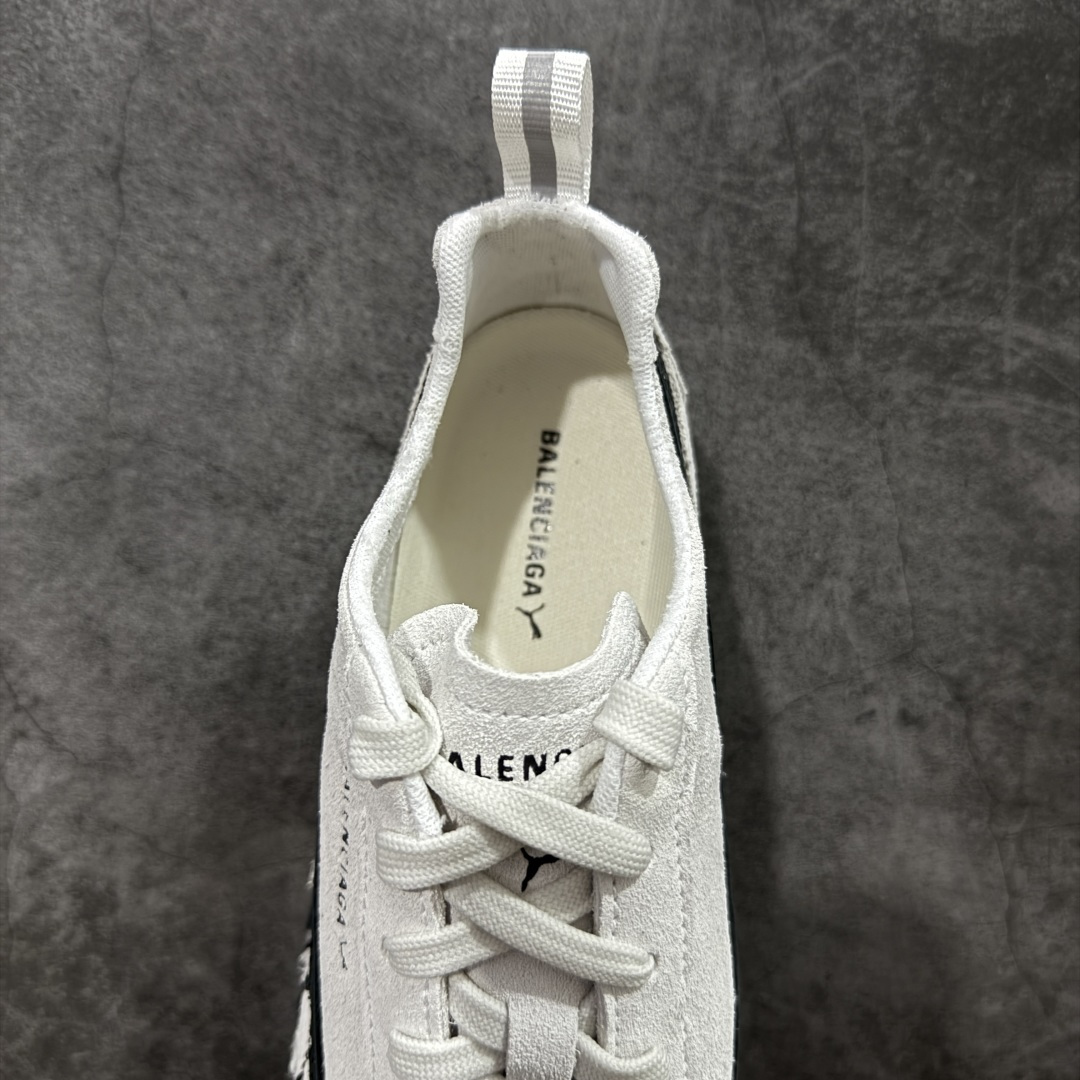 图片[8]-【XA纯原版】巴黎世家联名款Balenciaga The Open Product x Puma Speedcat 极速赛车系列彪马低帮生活休闲鞋 最高纯原版出货 1：1原材料 还原度顶级 原装档案原数据纸版楦型 原厂固色翻毛皮鞋面材质 二次成型\’猛帮\’成型工艺 正确做旧鞋面 全球知名运动品牌PUMA宝马赛车系列，融合了宝马车队的标志性配色，以趣味十足又前卫复古的设计引领潮流，将赛道精神融入街头时尚，开启前卫竞速之旅。自1978年巴伐利亚车队走上世界舞台，宝马赛车就在全球汽车制造和赛车运动领域留下了浓墨重彩的一笔。全新的两款BMW MMS Roma与BMW MMS Speedboat鞋款，均从宝马车型中汲取灵感。以黑或白为底色，融入经典配色，主打前卫复古风。Roma鞋款的鞋侧以复古的流线造型，缀以宝马经典Logo，巧妙吸睛；而Speedcat鞋款以亮眼三色条纹元素缀以舒适鞋面，赋予了独特的个性美学，演绎赛车的无尽能量 货号 406519-01 尺码 35 36 37 38 39 40 41 42 43 44 45 46 47-选品中心