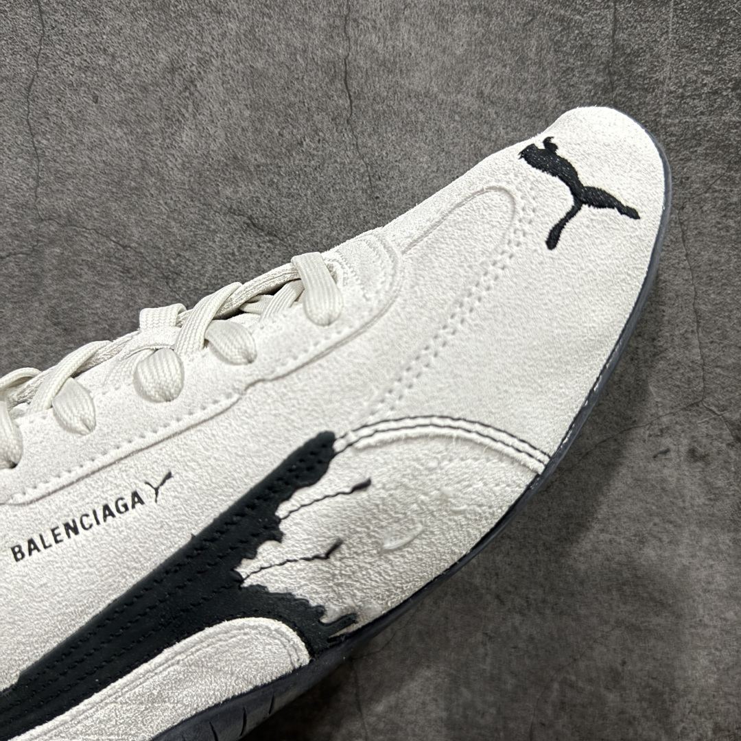 图片[6]-【XA纯原版】巴黎世家联名款Balenciaga The Open Product x Puma Speedcat 极速赛车系列彪马低帮生活休闲鞋 最高纯原版出货 1：1原材料 还原度顶级 原装档案原数据纸版楦型 原厂固色翻毛皮鞋面材质 二次成型\’猛帮\’成型工艺 正确做旧鞋面 全球知名运动品牌PUMA宝马赛车系列，融合了宝马车队的标志性配色，以趣味十足又前卫复古的设计引领潮流，将赛道精神融入街头时尚，开启前卫竞速之旅。自1978年巴伐利亚车队走上世界舞台，宝马赛车就在全球汽车制造和赛车运动领域留下了浓墨重彩的一笔。全新的两款BMW MMS Roma与BMW MMS Speedboat鞋款，均从宝马车型中汲取灵感。以黑或白为底色，融入经典配色，主打前卫复古风。Roma鞋款的鞋侧以复古的流线造型，缀以宝马经典Logo，巧妙吸睛；而Speedcat鞋款以亮眼三色条纹元素缀以舒适鞋面，赋予了独特的个性美学，演绎赛车的无尽能量 货号 406519-01 尺码 35 36 37 38 39 40 41 42 43 44 45 46 47-选品中心