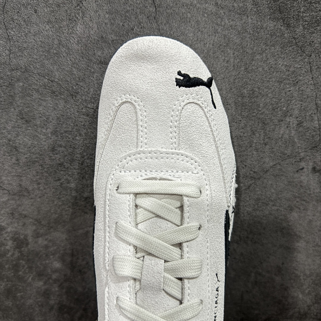 图片[5]-【XA纯原版】巴黎世家联名款Balenciaga The Open Product x Puma Speedcat 极速赛车系列彪马低帮生活休闲鞋 最高纯原版出货 1：1原材料 还原度顶级 原装档案原数据纸版楦型 原厂固色翻毛皮鞋面材质 二次成型\’猛帮\’成型工艺 正确做旧鞋面 全球知名运动品牌PUMA宝马赛车系列，融合了宝马车队的标志性配色，以趣味十足又前卫复古的设计引领潮流，将赛道精神融入街头时尚，开启前卫竞速之旅。自1978年巴伐利亚车队走上世界舞台，宝马赛车就在全球汽车制造和赛车运动领域留下了浓墨重彩的一笔。全新的两款BMW MMS Roma与BMW MMS Speedboat鞋款，均从宝马车型中汲取灵感。以黑或白为底色，融入经典配色，主打前卫复古风。Roma鞋款的鞋侧以复古的流线造型，缀以宝马经典Logo，巧妙吸睛；而Speedcat鞋款以亮眼三色条纹元素缀以舒适鞋面，赋予了独特的个性美学，演绎赛车的无尽能量 货号 406519-01 尺码 35 36 37 38 39 40 41 42 43 44 45 46 47-选品中心